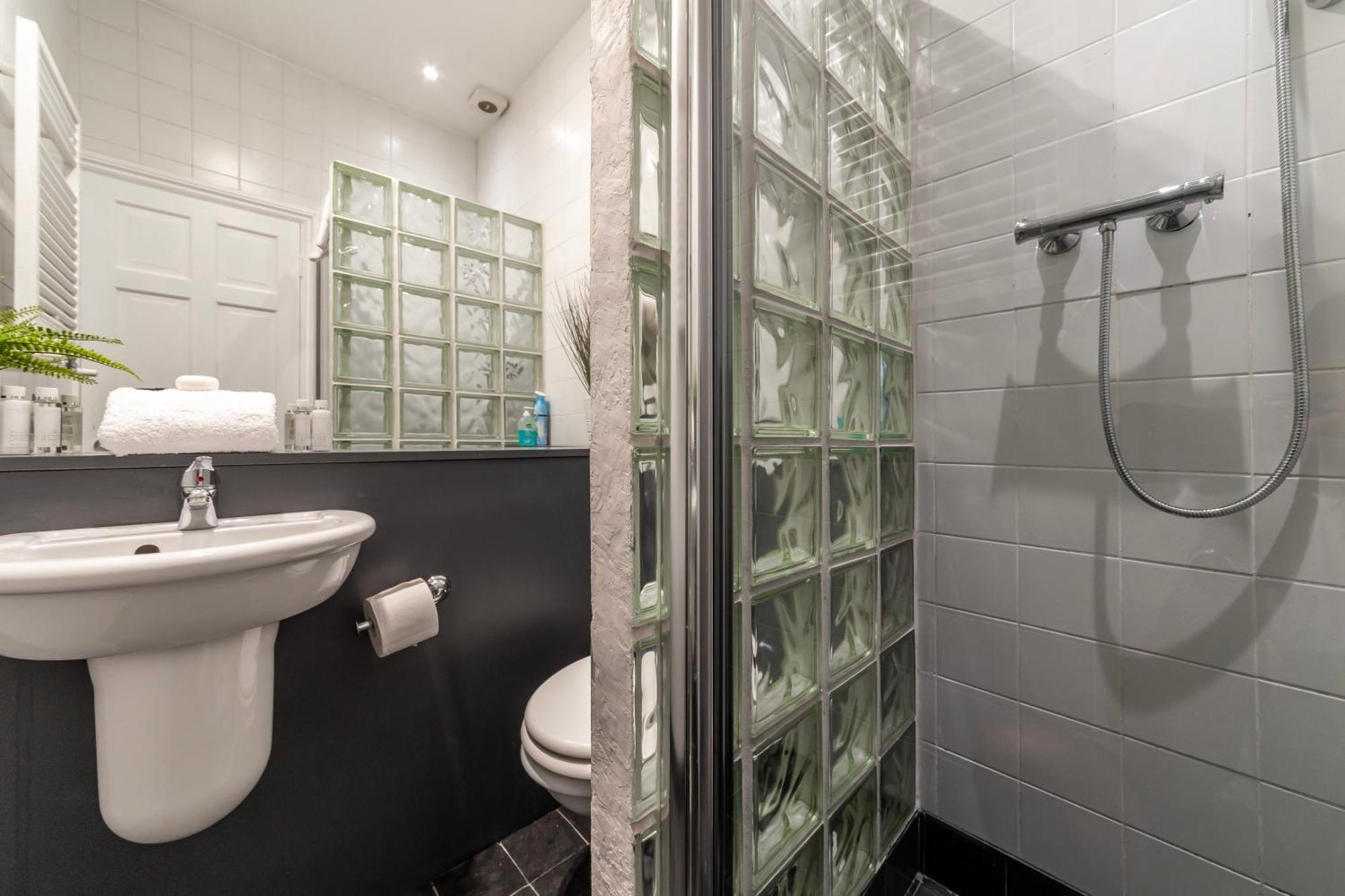 Secret Kensington Garden Mews: Spacious 2-bedroom House With Private Patio Casa de férias Londres