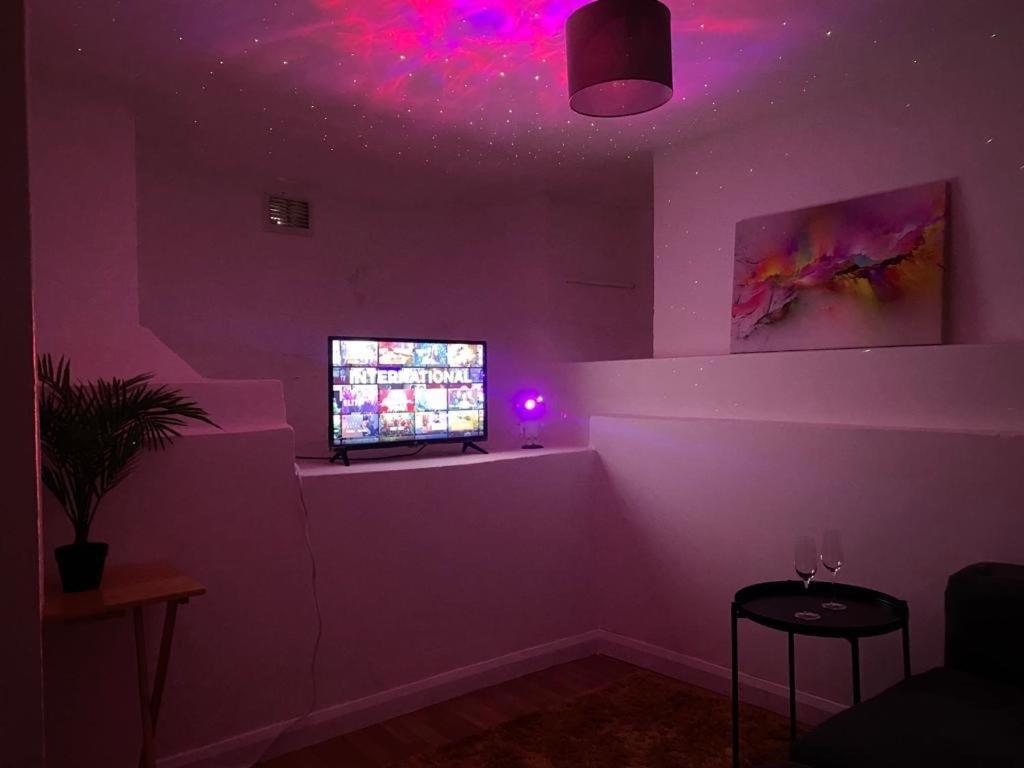 Entire 2 Bed Flat 10 Mins To Central Apartment *