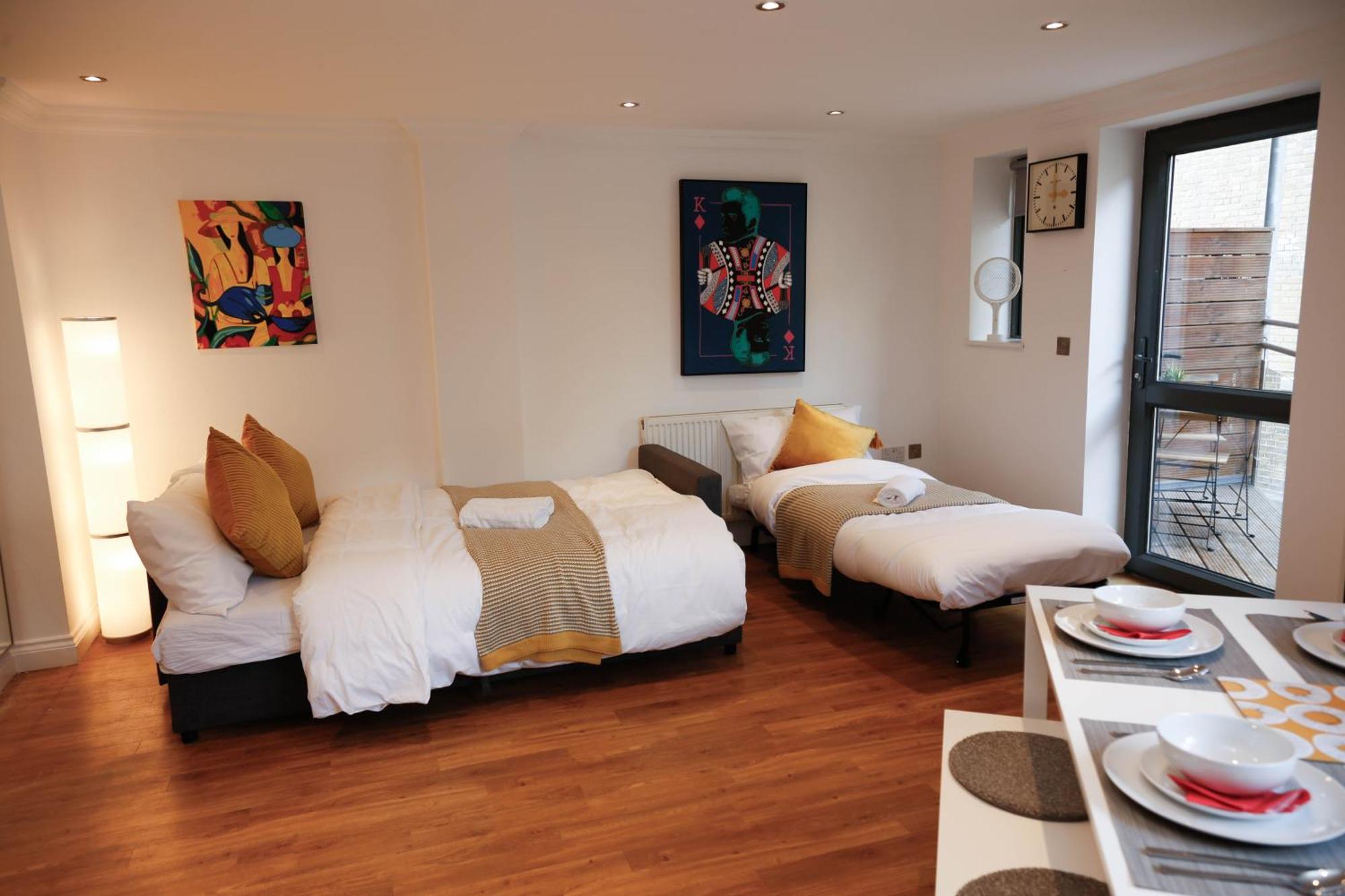 New Luxury In Location Next To Shops, Cafes, Bars & Metro Apartamento