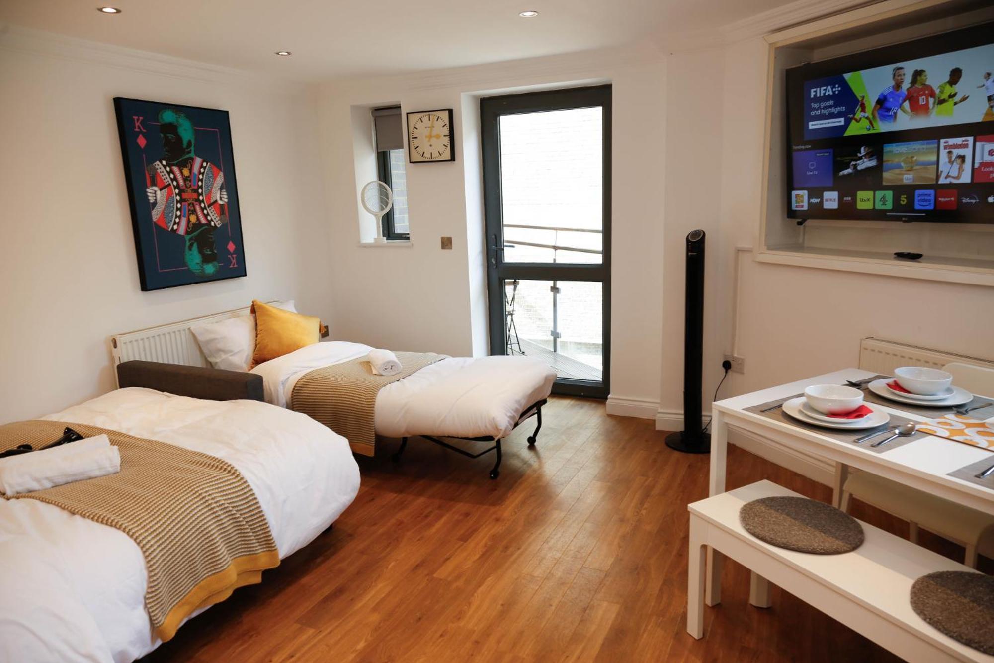 New Luxury In Location Next To Shops, Cafes, Bars & Metro * Londres