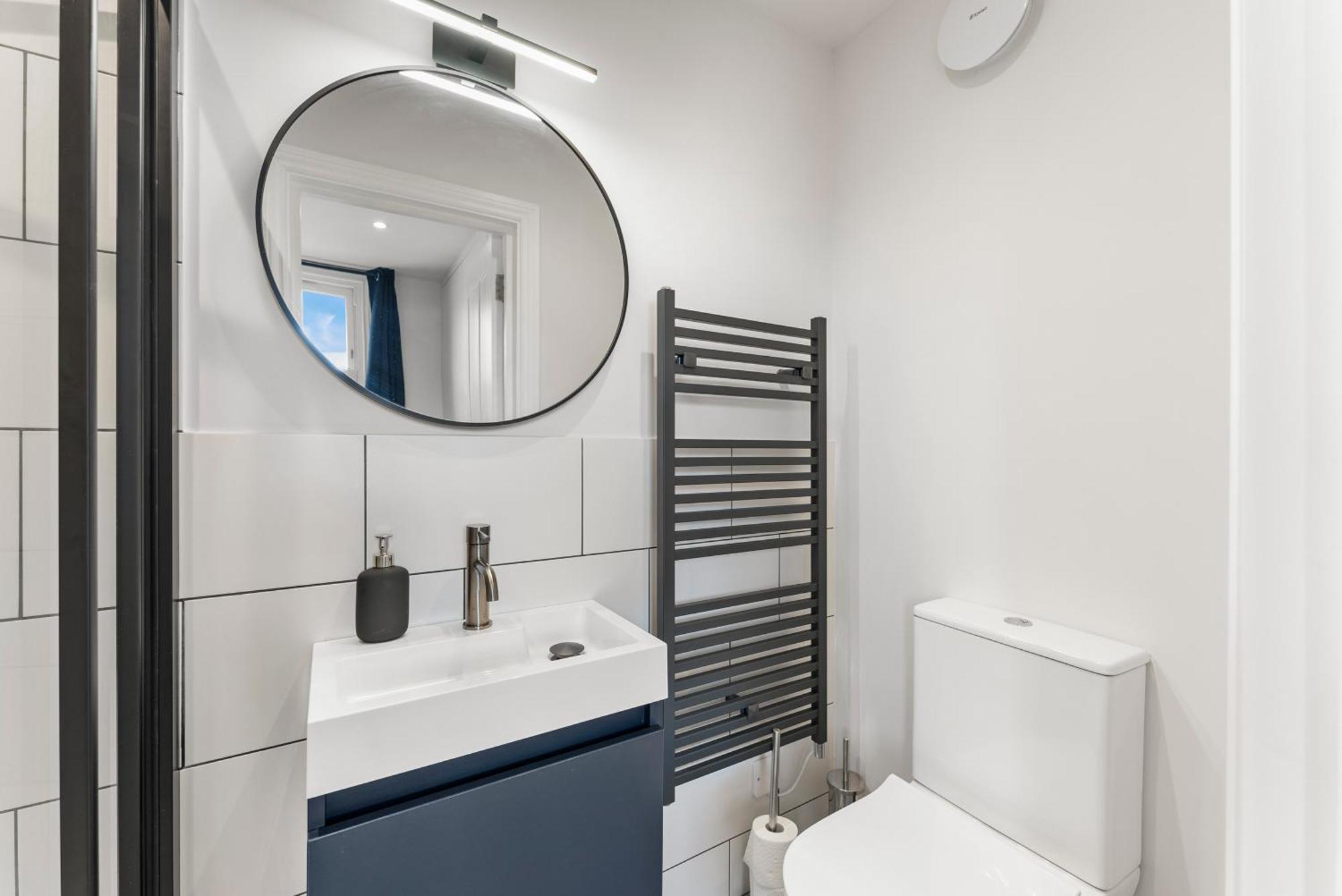 Peaceful Retreat With Balcony - Sleeps 9 *