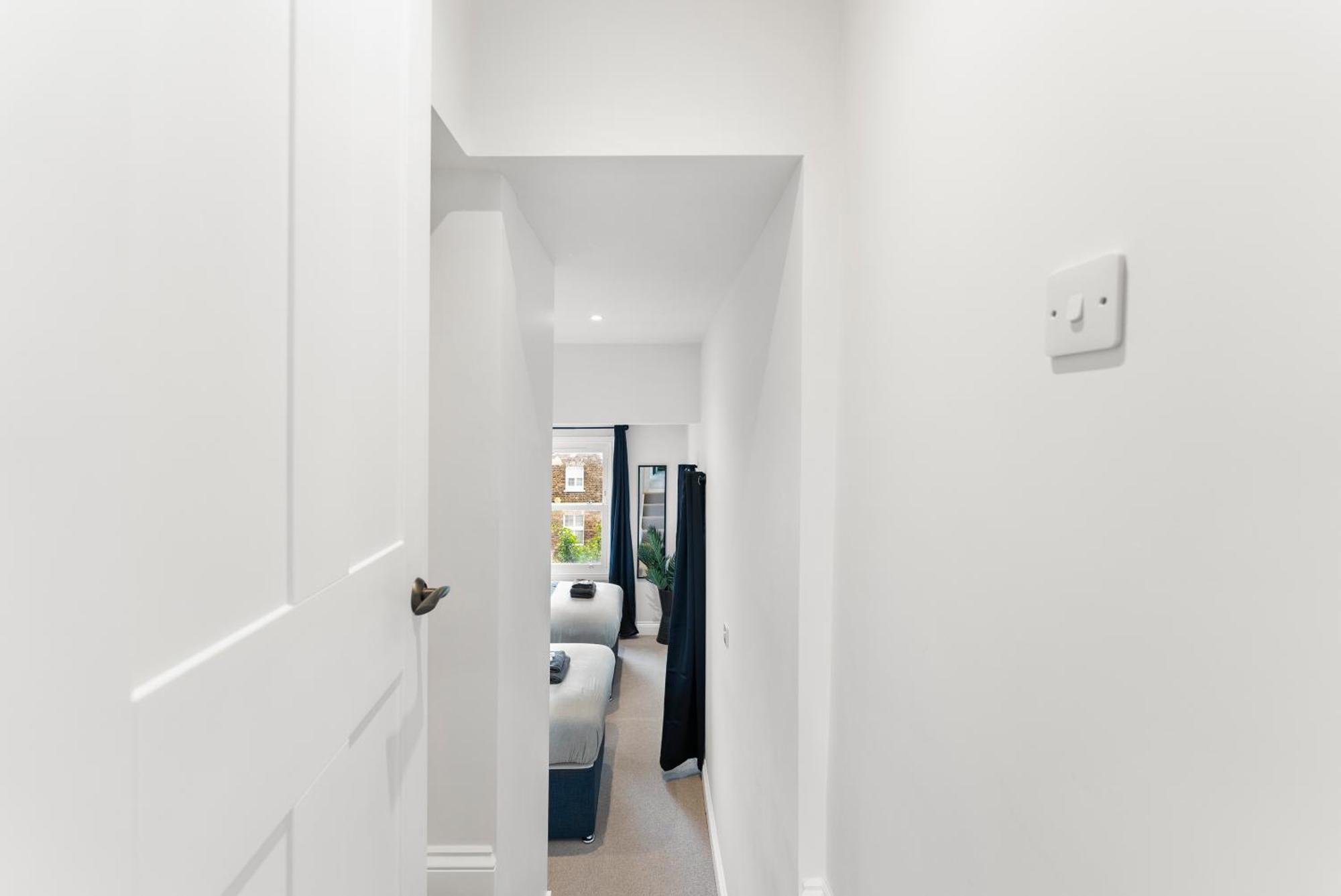 Peaceful Retreat With Balcony - Sleeps 9 Londres