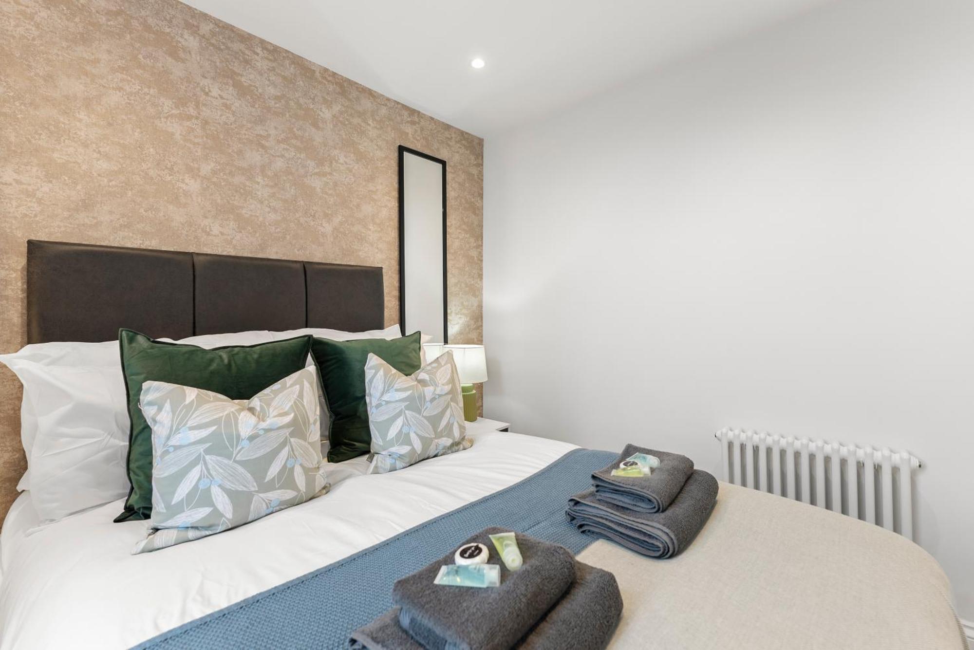 Peaceful Retreat With Balcony - Sleeps 9 * Londres