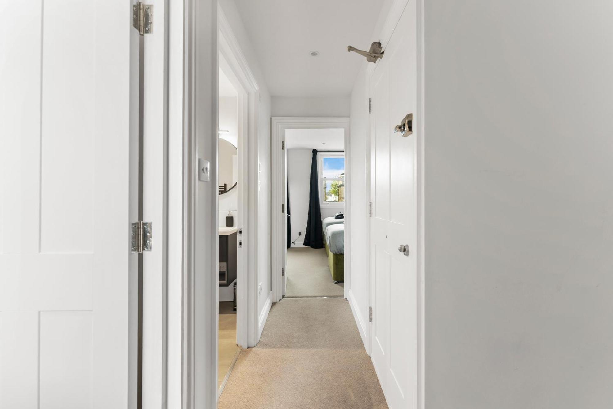 Peaceful Retreat With Balcony - Sleeps 9 Apartment
