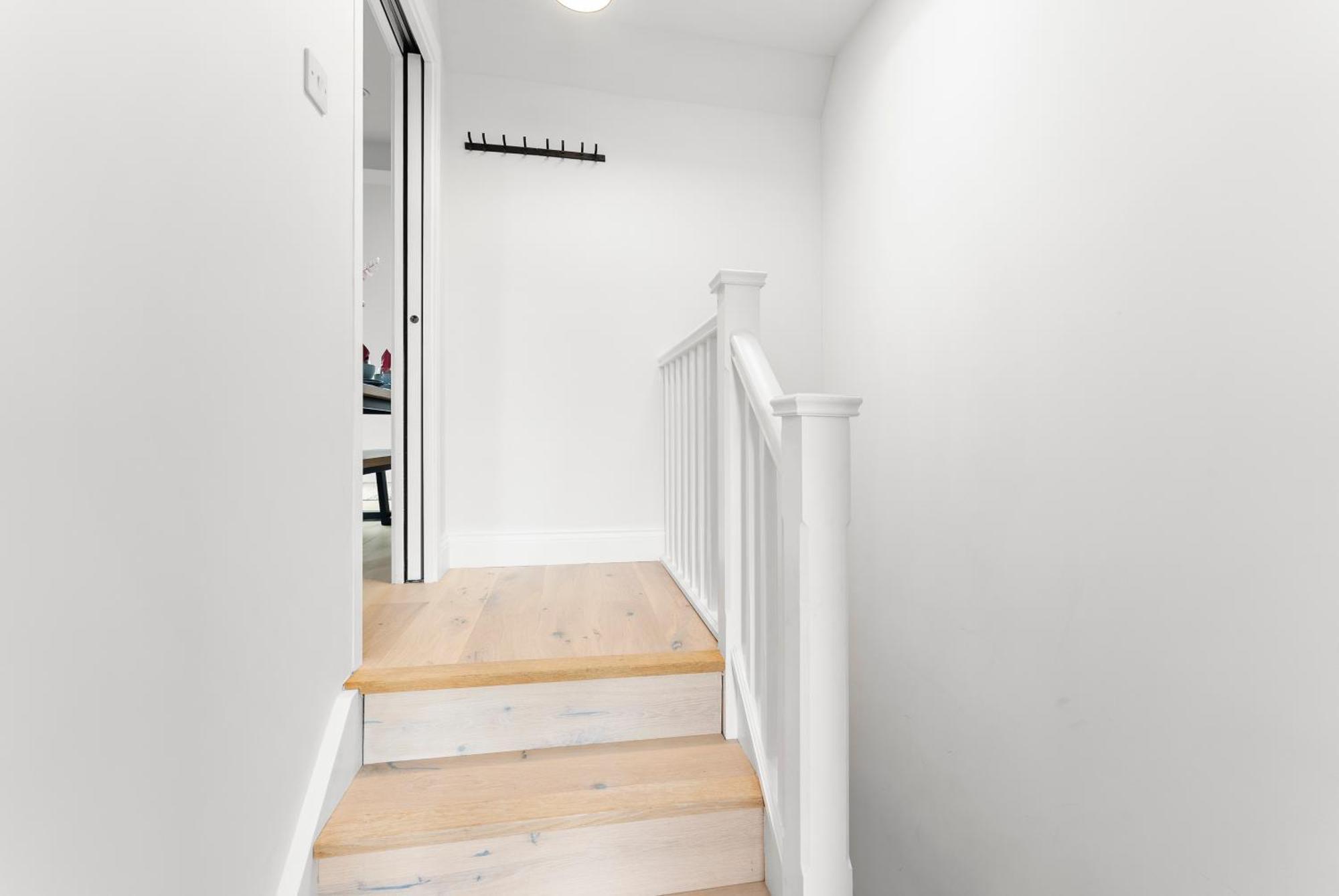 Peaceful Retreat With Balcony - Sleeps 9 Apartment London