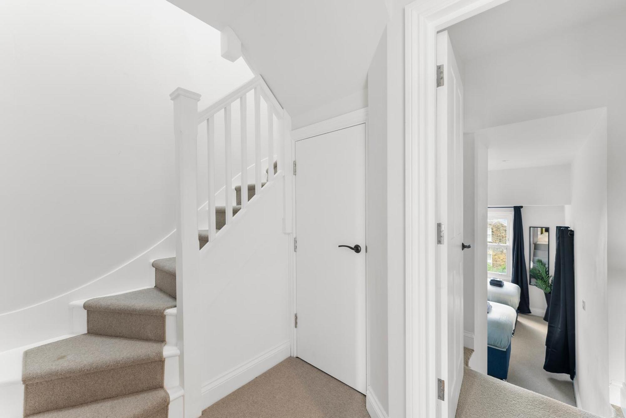 Peaceful Retreat With Balcony - Sleeps 9 Londres