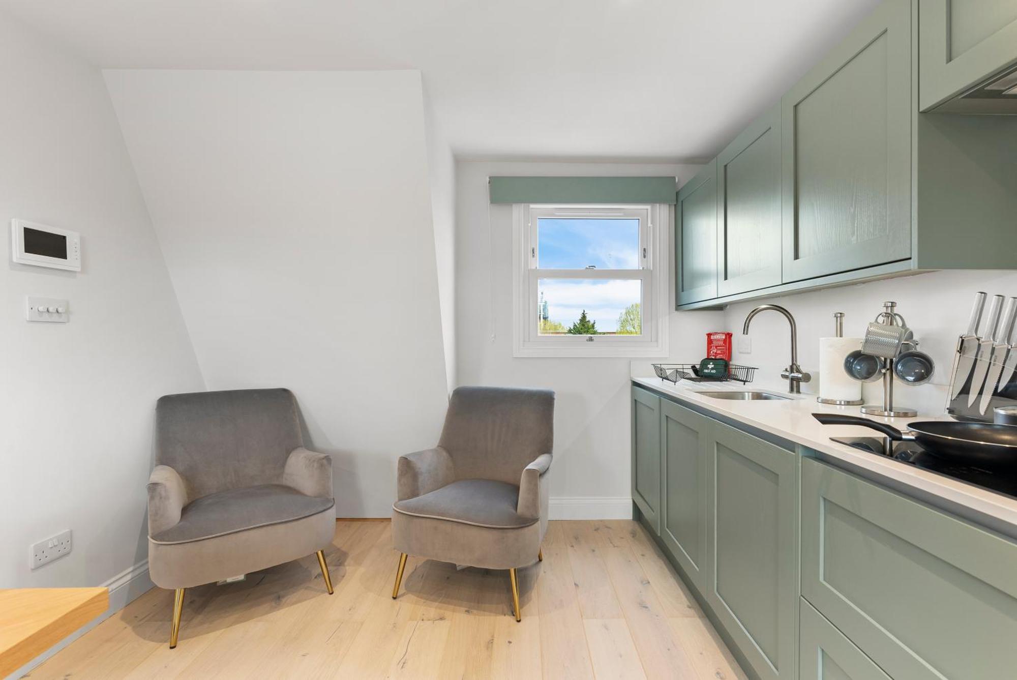Peaceful Retreat With Balcony - Sleeps 9 Apartment