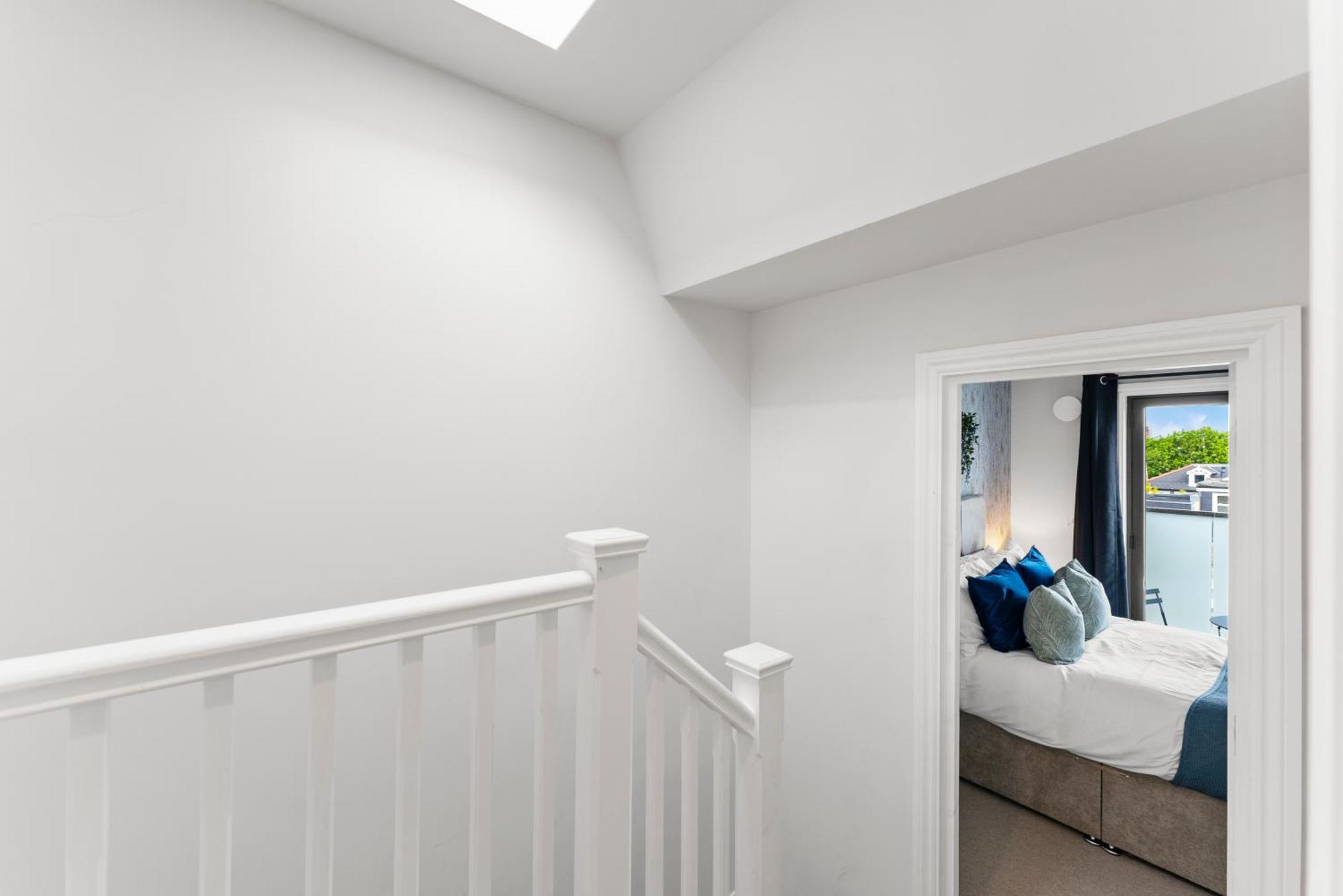 Peaceful Retreat With Balcony - Sleeps 9 Londres