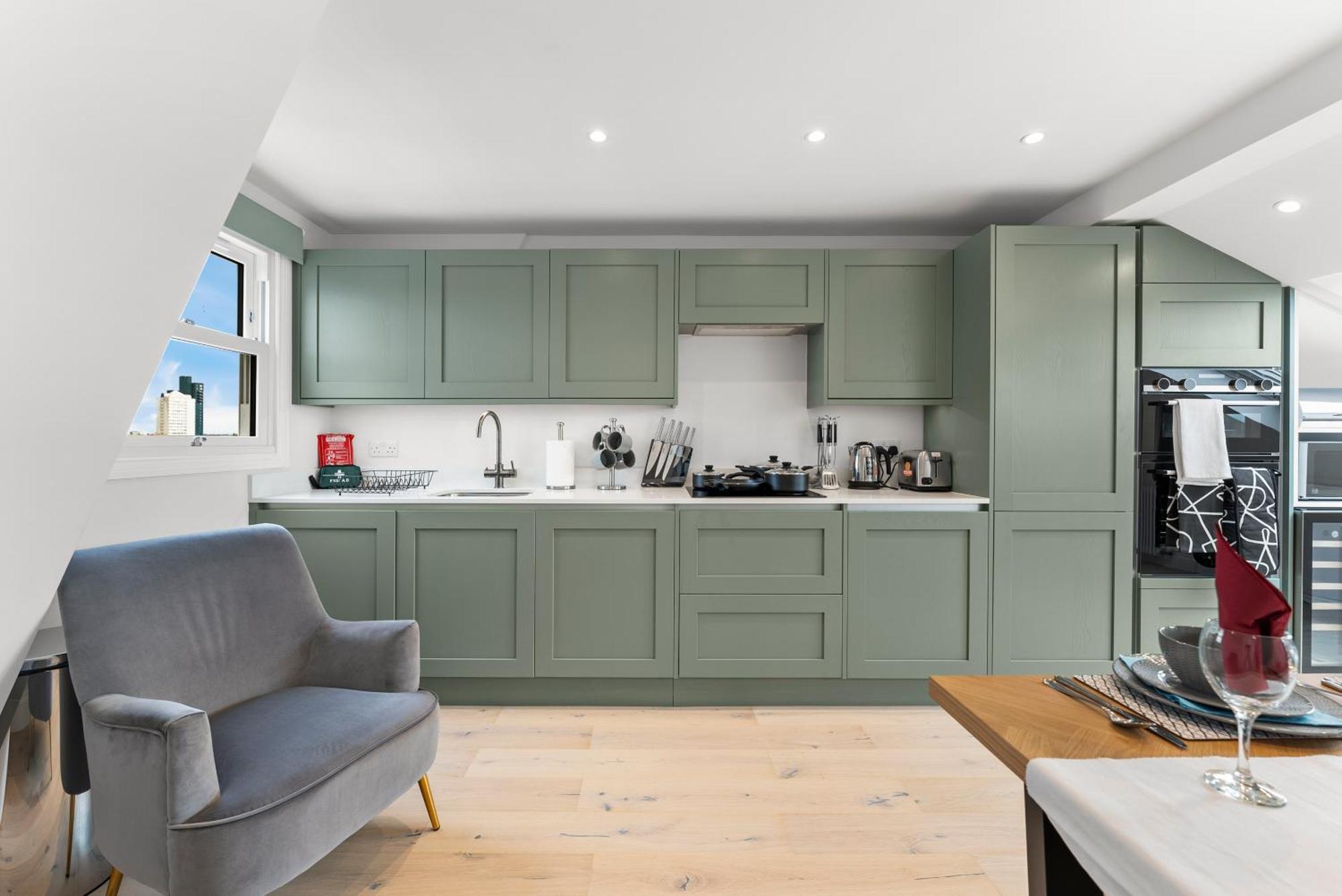 Peaceful Retreat With Balcony - Sleeps 9 Apartamento Londres