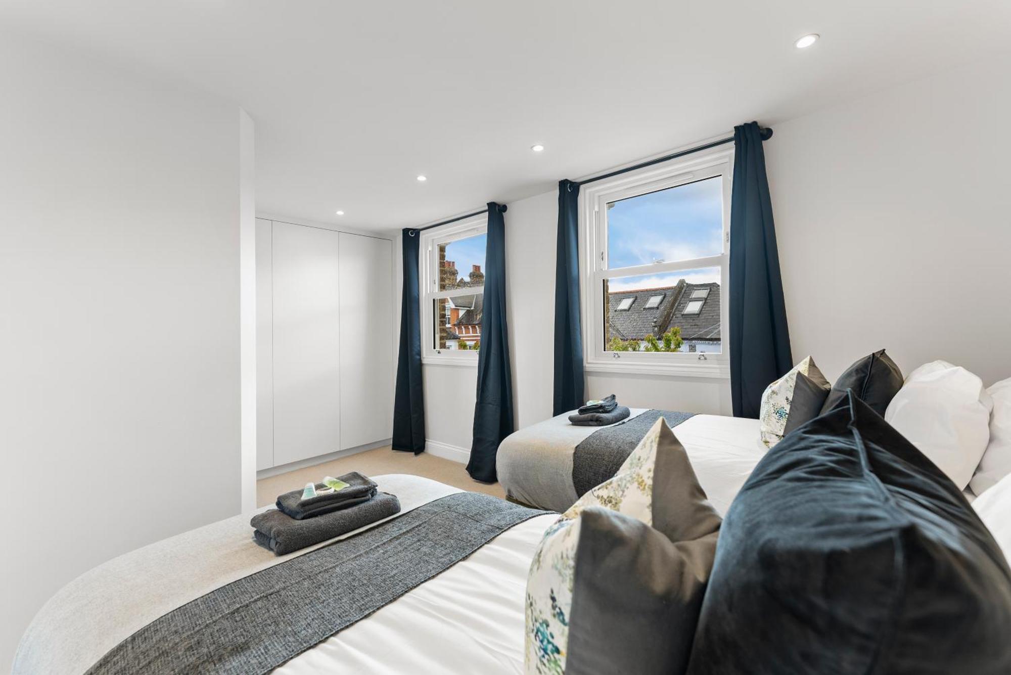 Peaceful Retreat With Balcony - Sleeps 9 Apartment *