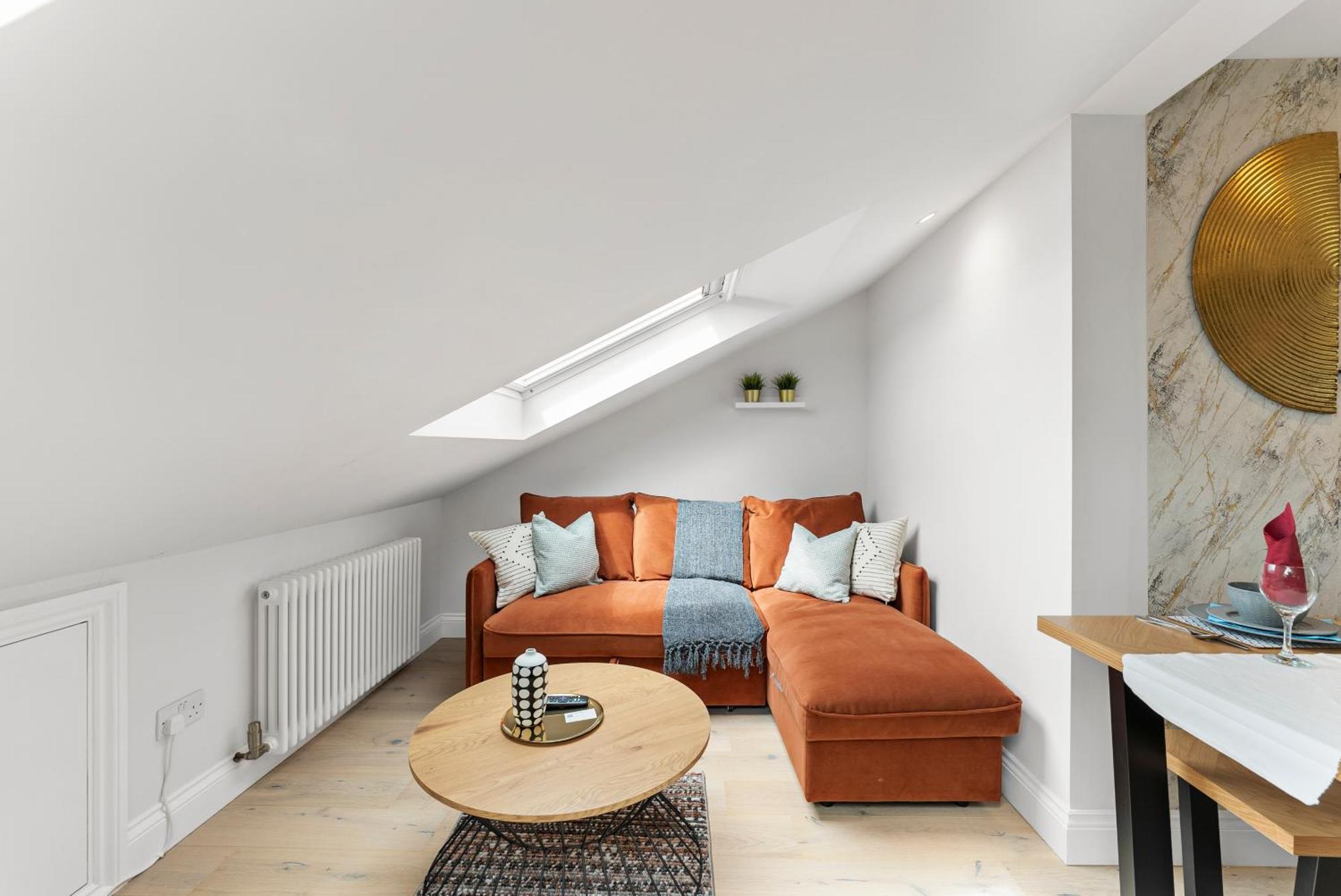 Peaceful Retreat With Balcony - Sleeps 9 * Londres