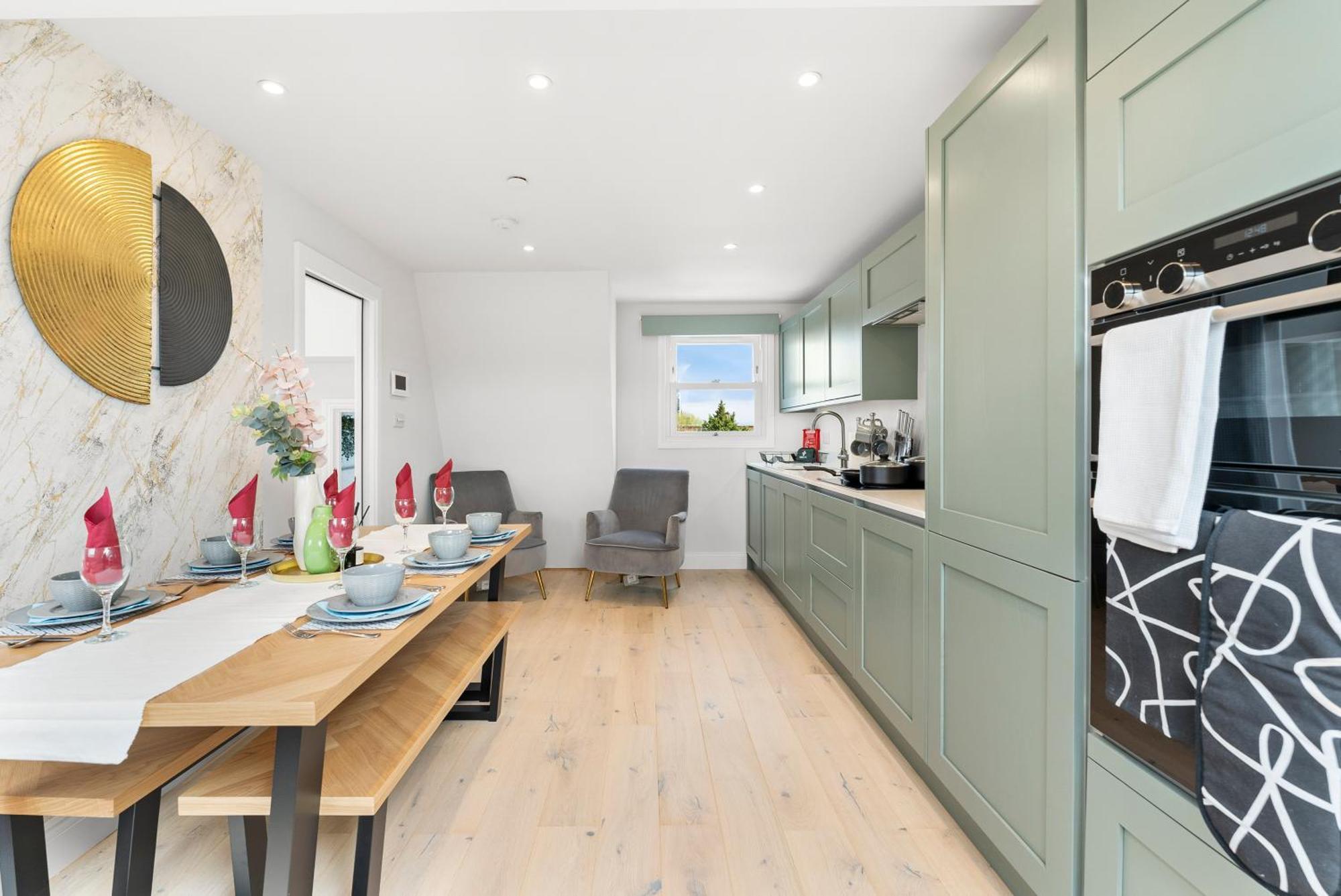 Apartment Peaceful Retreat With Balcony - Sleeps 9 *