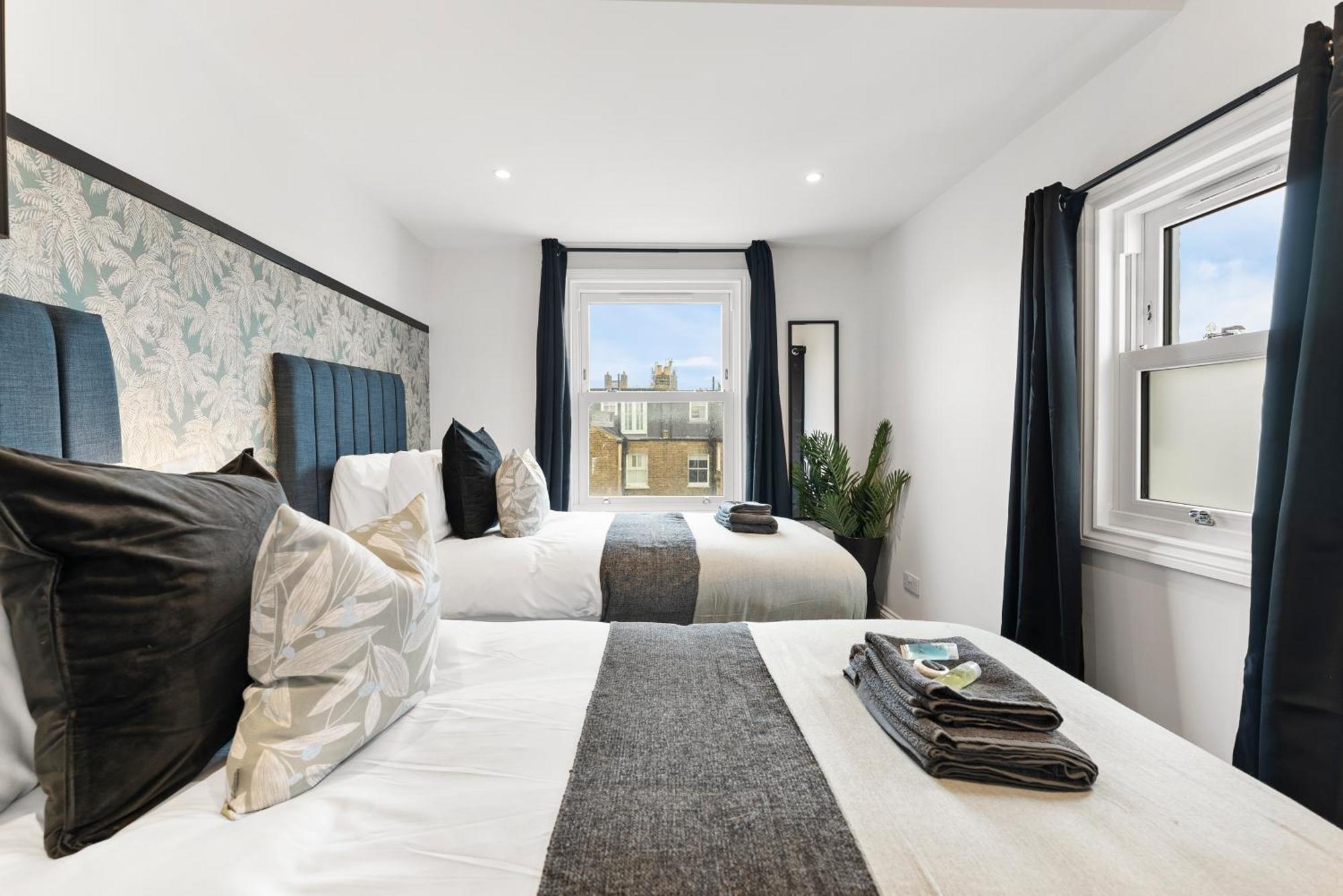 Peaceful Retreat With Balcony - Sleeps 9 * London