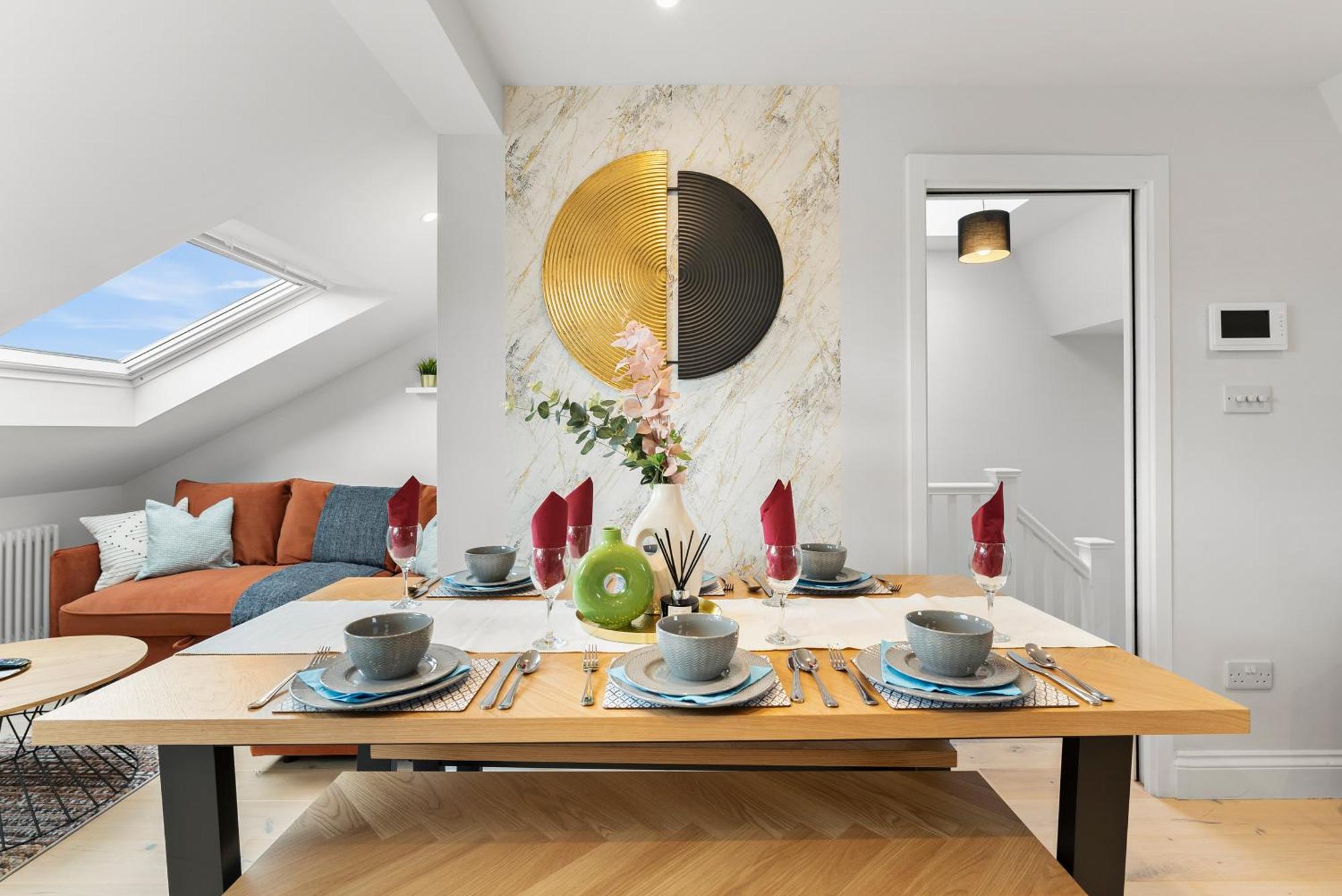 Peaceful Retreat With Balcony - Sleeps 9 * Londres