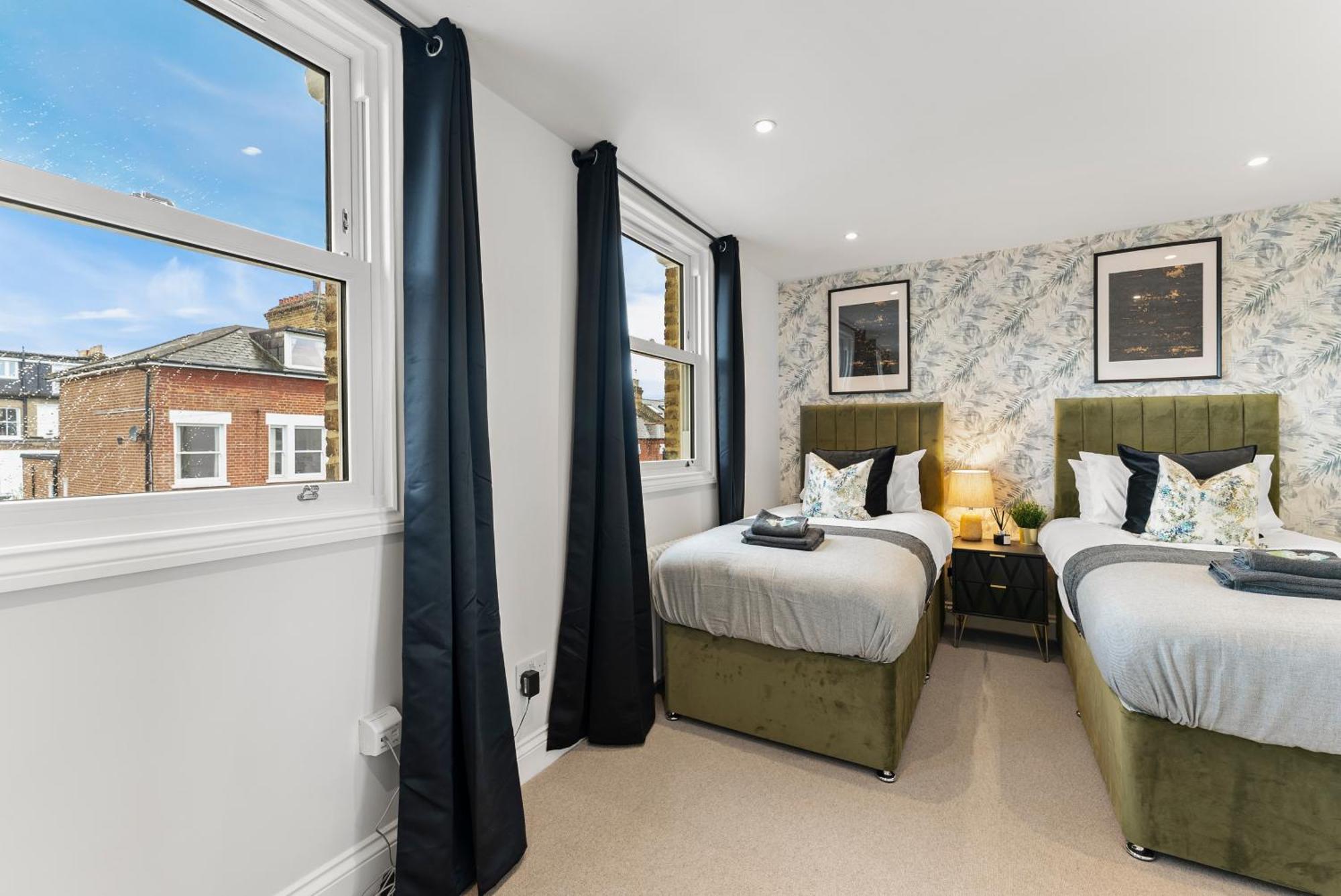 Peaceful Retreat With Balcony - Sleeps 9 Apartment
