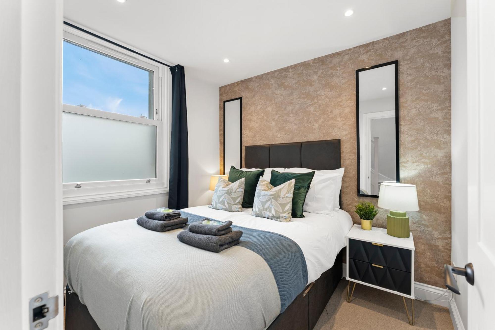 Peaceful Retreat With Balcony - Sleeps 9 Apartamento *