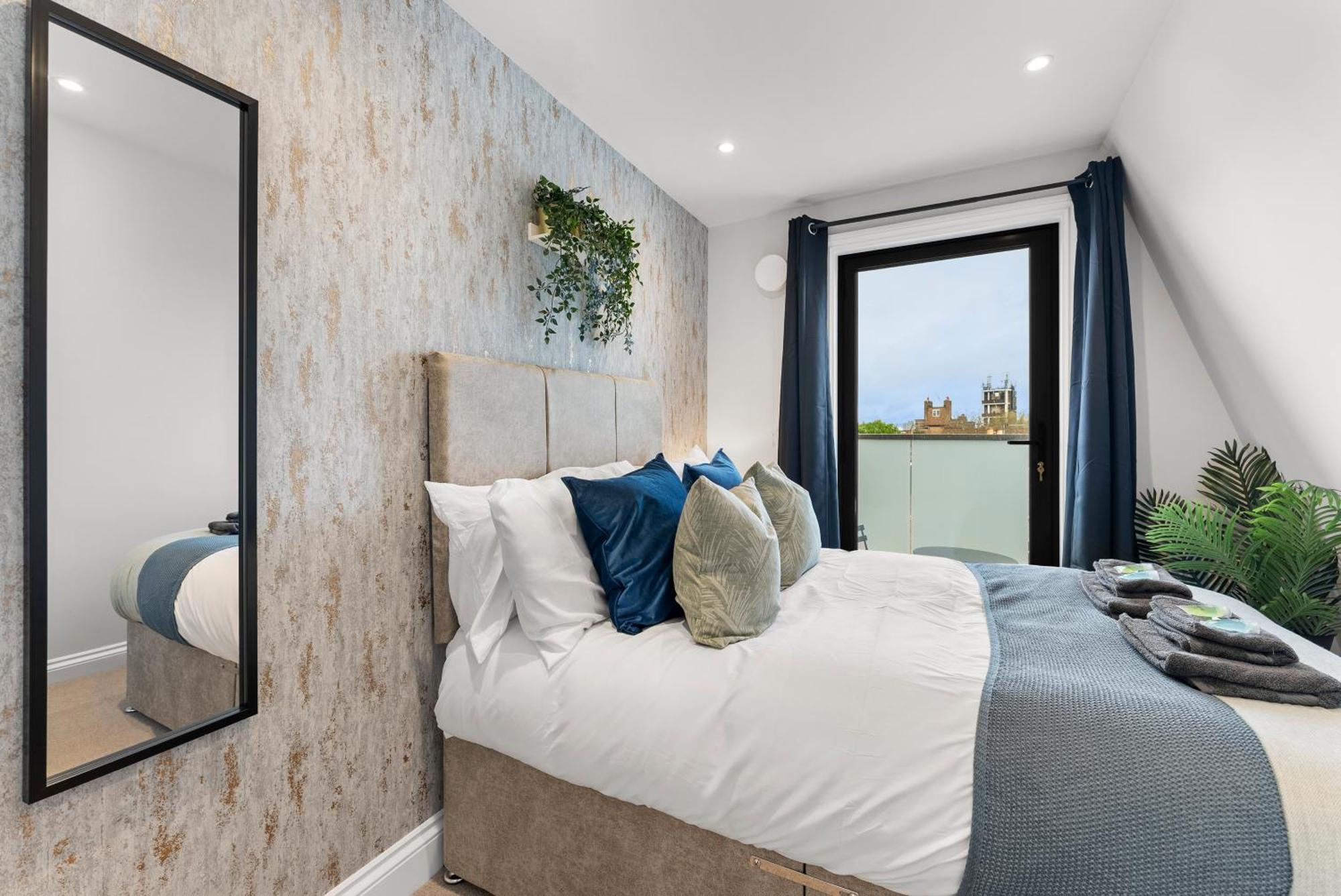 Peaceful Retreat With Balcony - Sleeps 9 Apartamento Londres