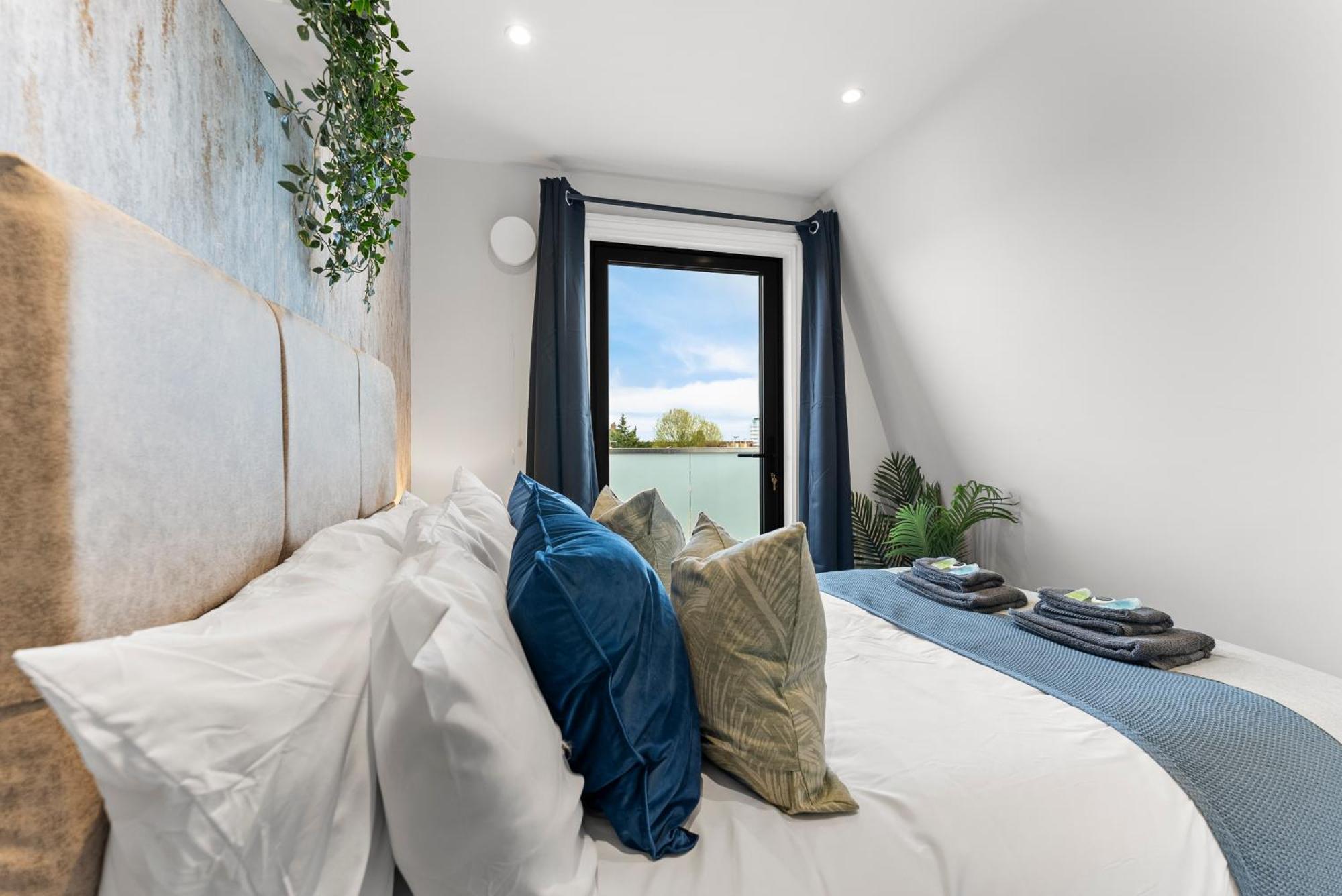 Peaceful Retreat With Balcony - Sleeps 9 *
