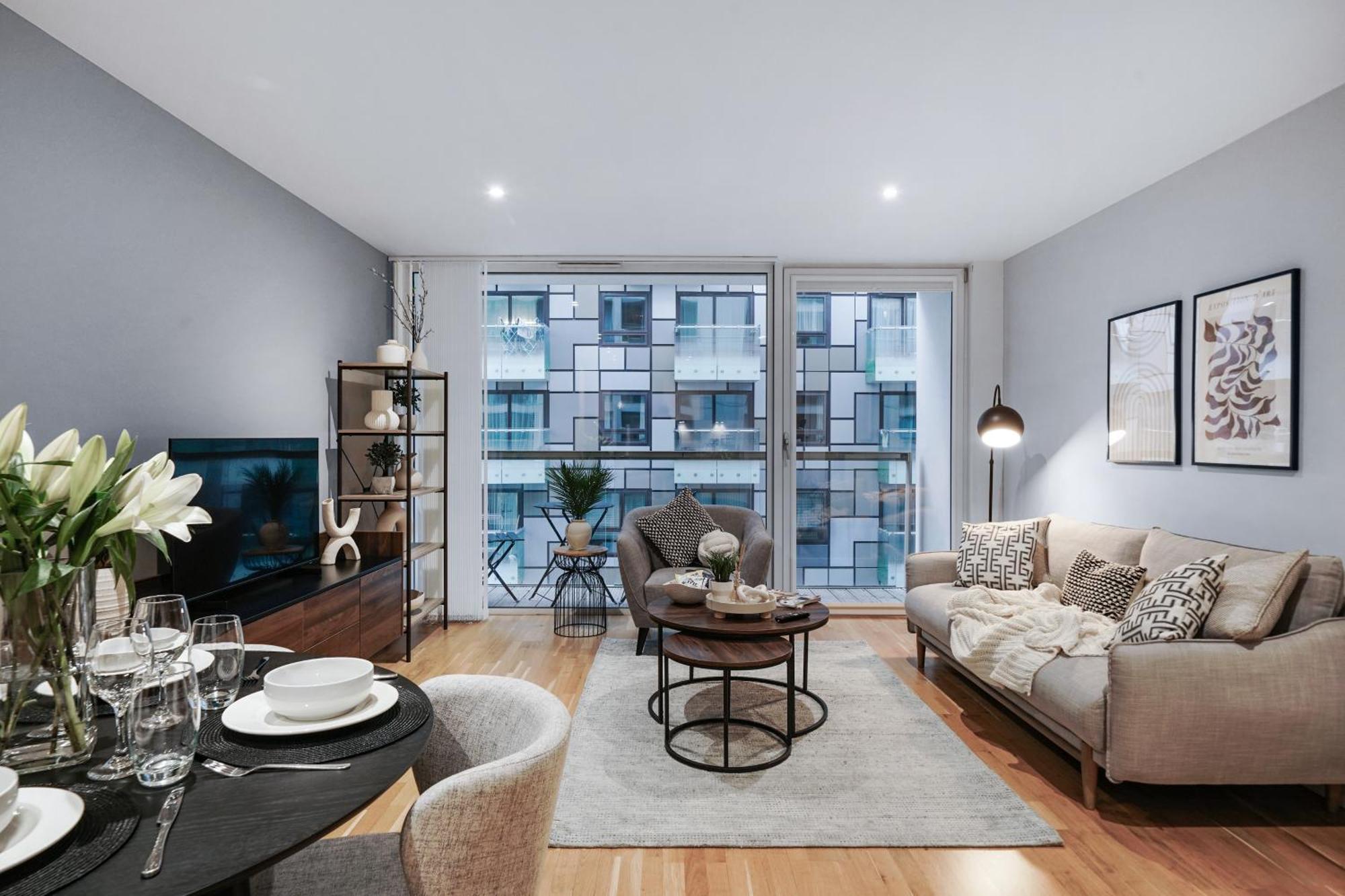 Spacious 1 Bed Flat With Balcony Minutes Walk To Canary Wharf * Londen