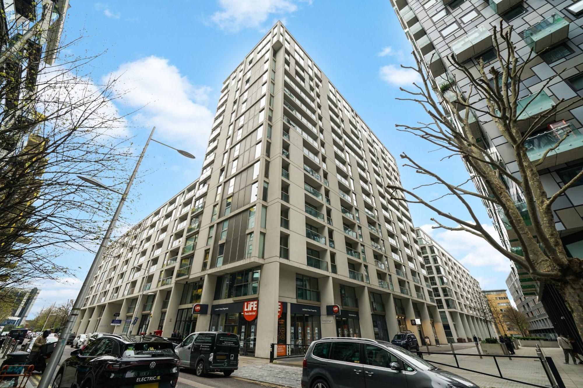 Spacious 1 Bed Flat With Balcony Minutes Walk To Canary Wharf * Londen
