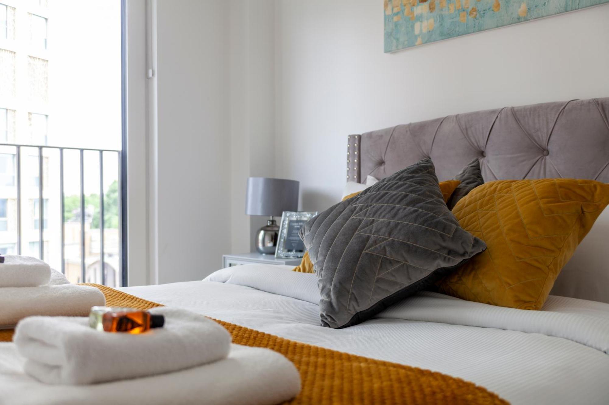 Stylish 2bdr Flat, Comm Garden I Smarthost Apartment London