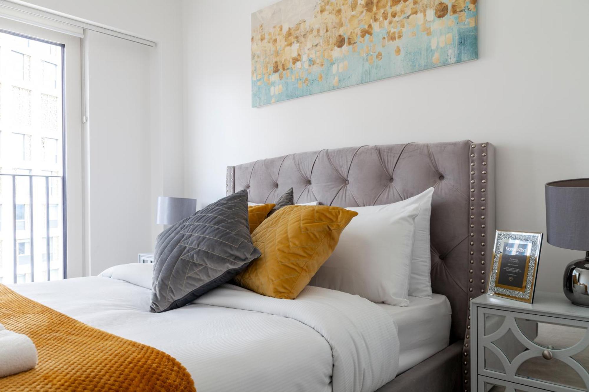 Stylish 2bdr Flat, Comm Garden I Smarthost Apartment London