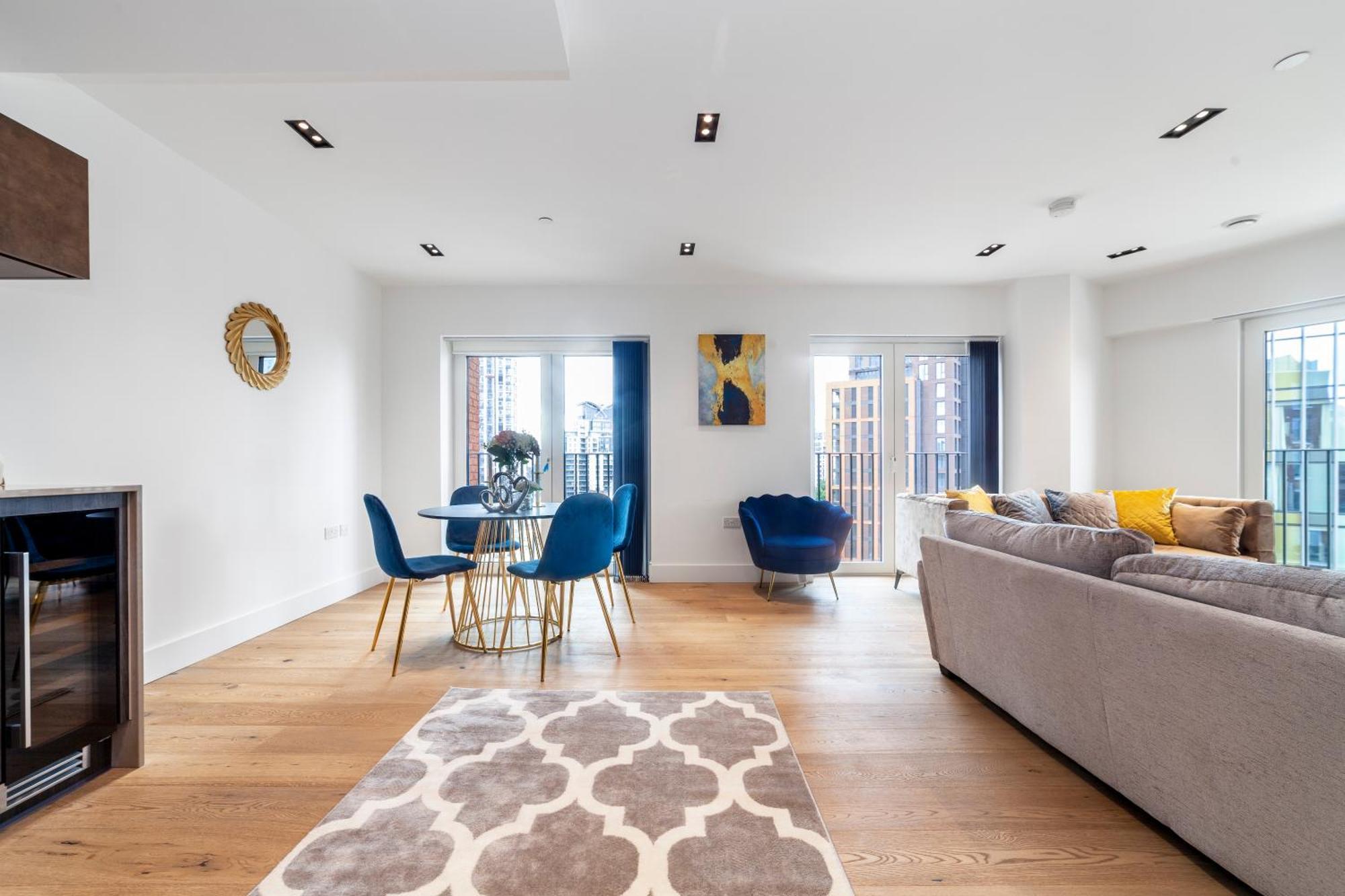 Stylish 2bdr Flat, Comm Garden I Smarthost Apartment London