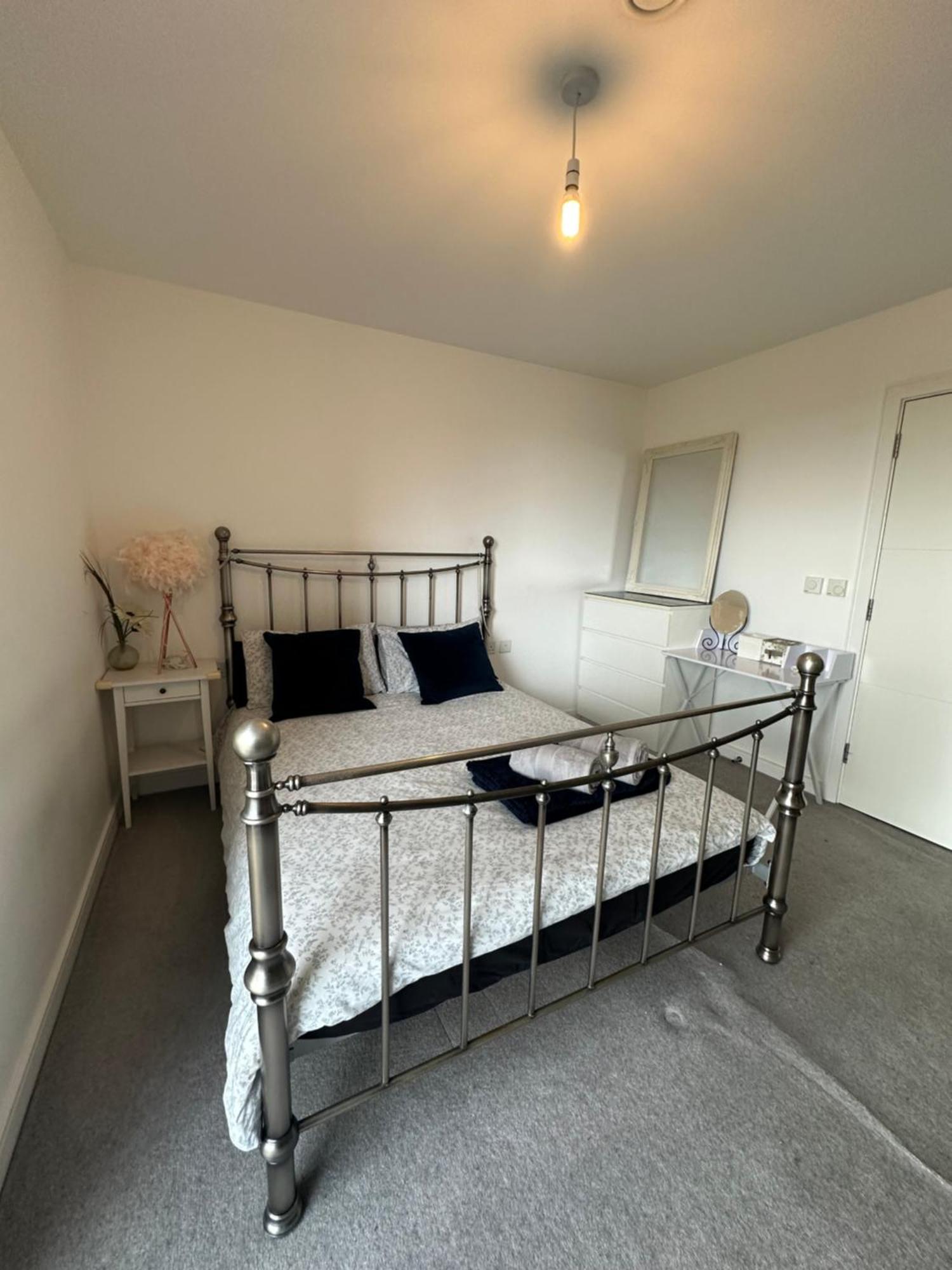 Luxury 3 Bedroom Flat In Stratford, *