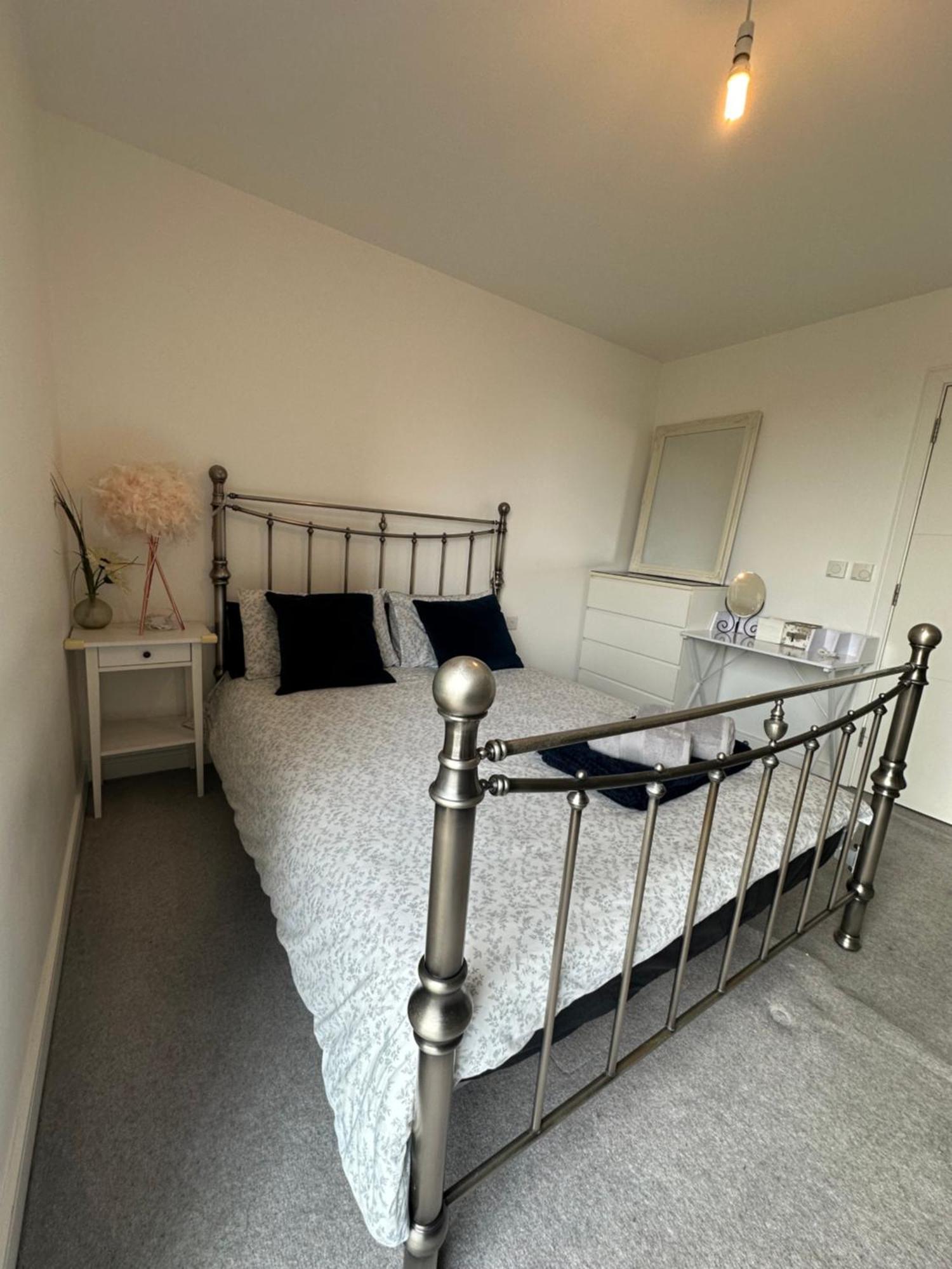 Luxury 3 Bedroom Flat In Stratford, * Londres