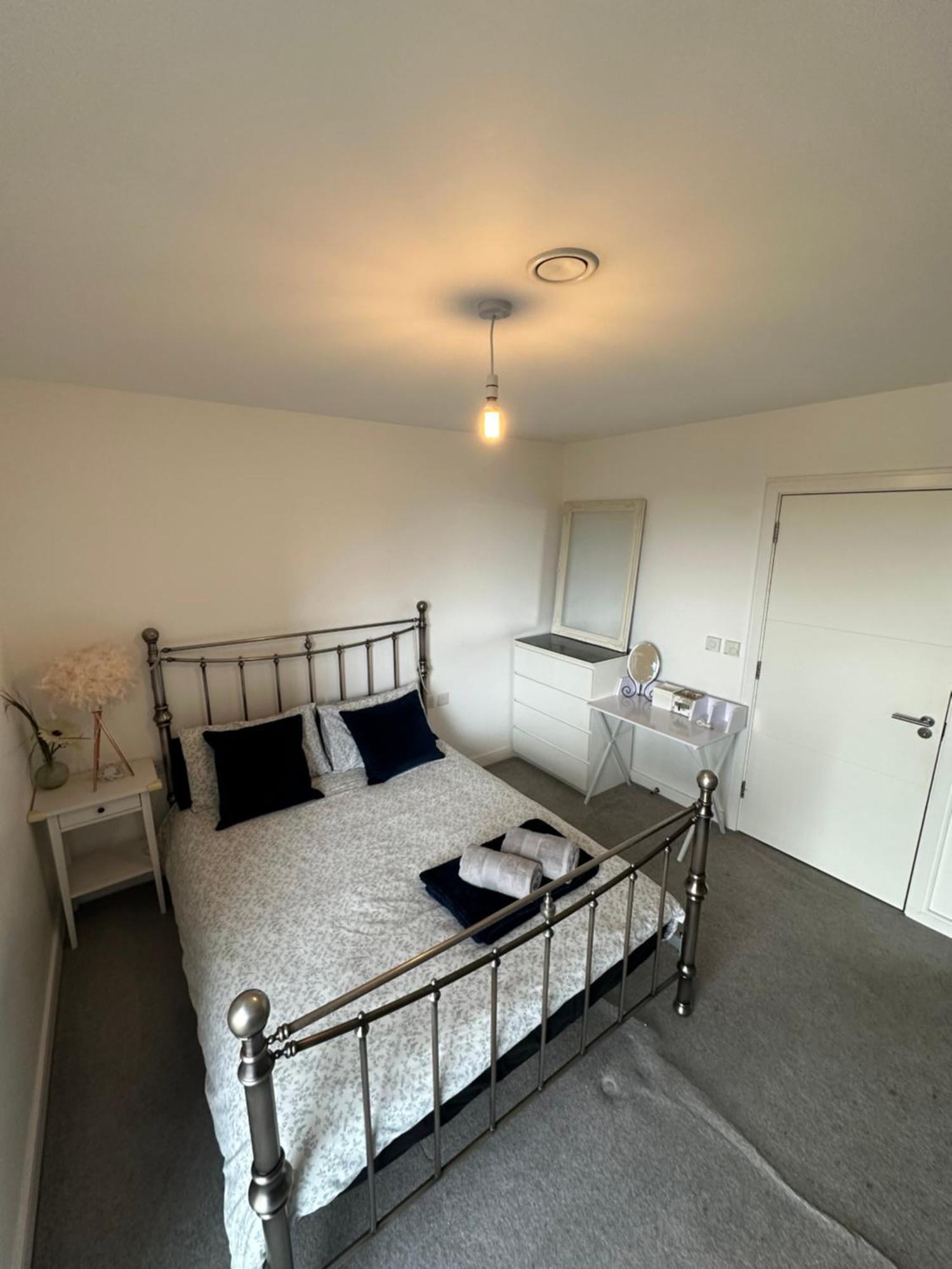Luxury 3 Bedroom Flat In Stratford, *