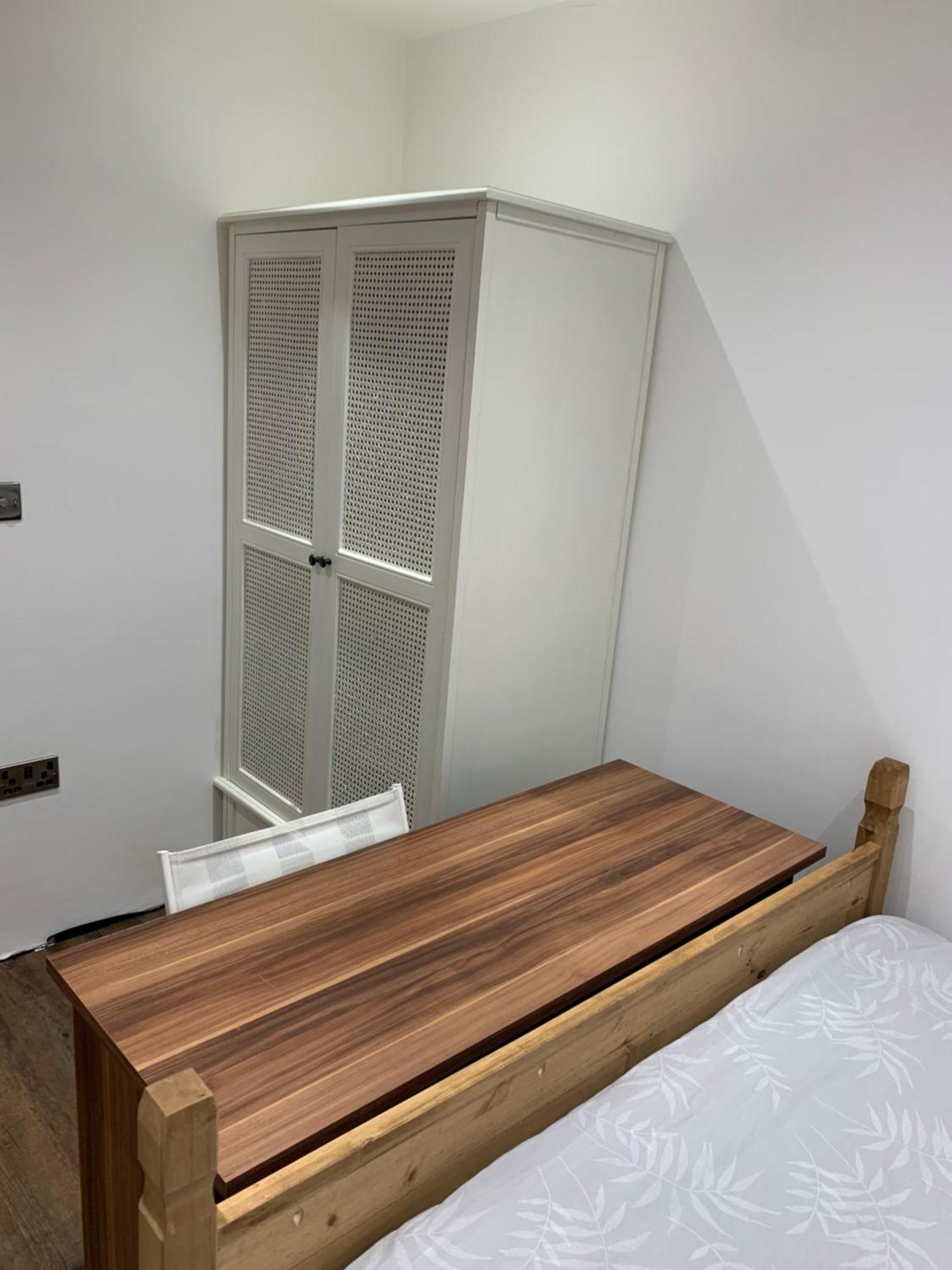 Private Renovated With Standard Size Brown Desk In Se9 6pg * Londres