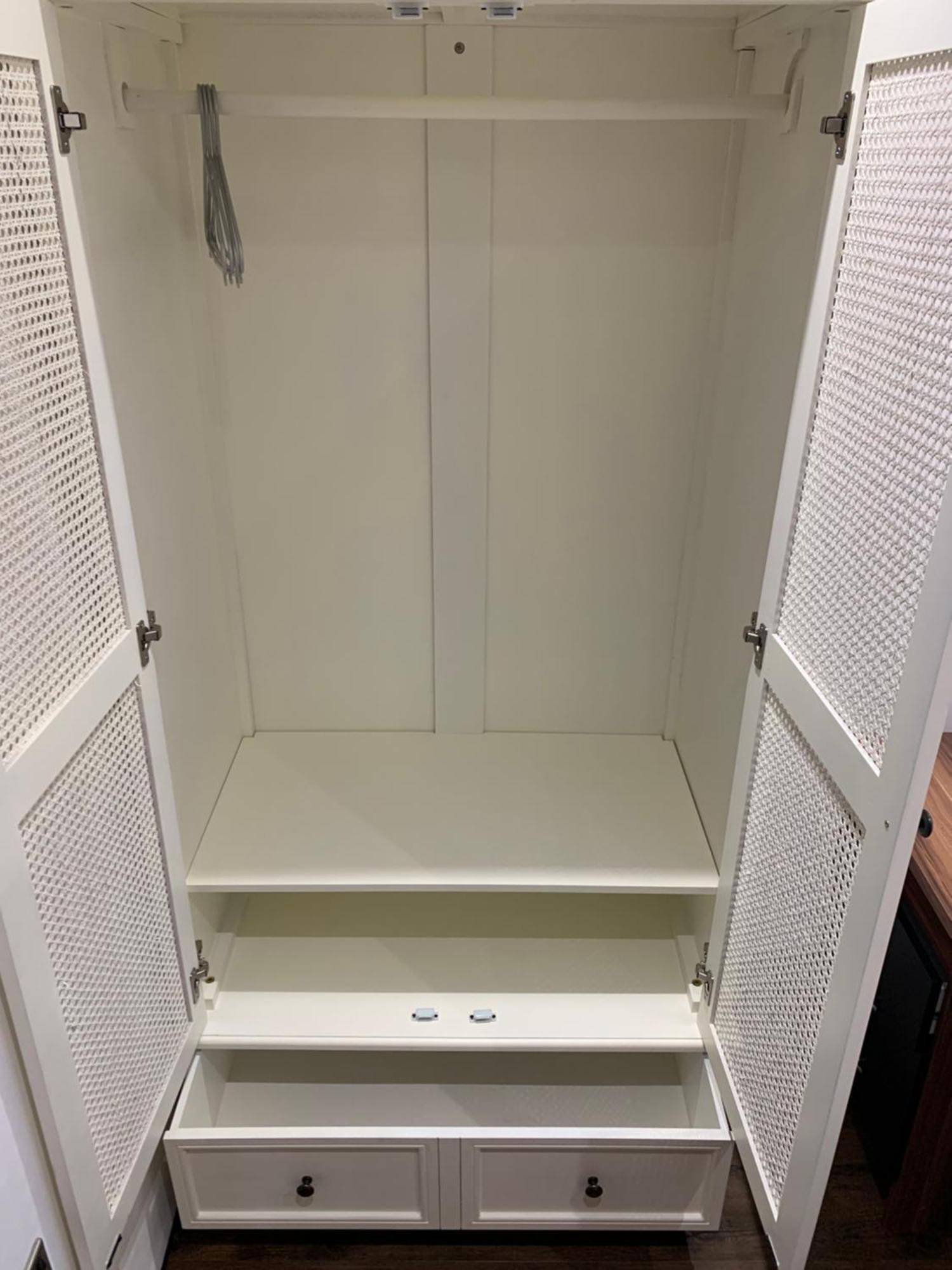 Private Renovated With Standard Size Brown Desk In Se9 6pg * Londres