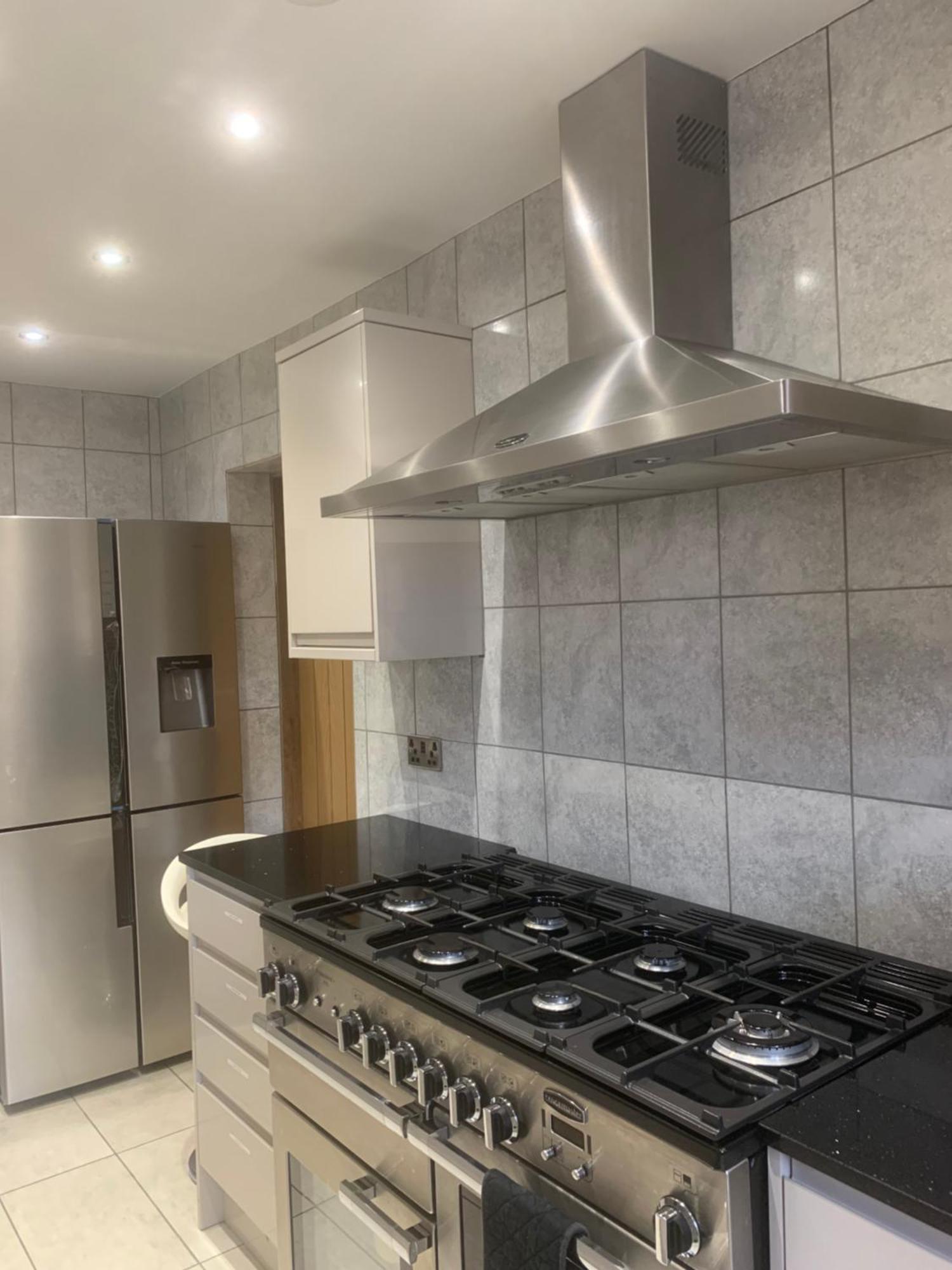 Private Renovated With Standard Size Brown Desk In Se9 6pg Séjour chez l'habitant Londres