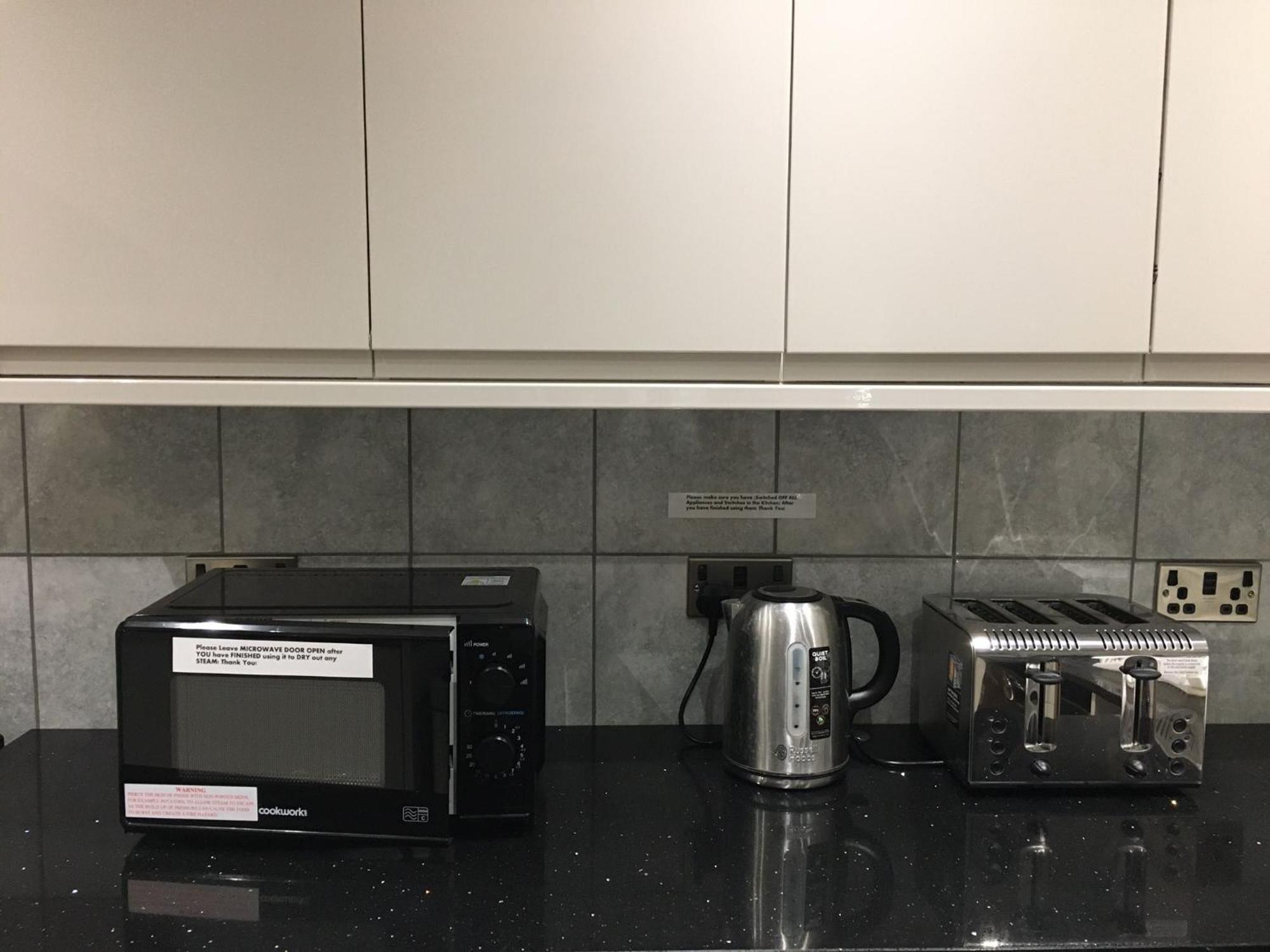 Private Renovated With Standard Size Brown Desk In Se9 6pg * Londres