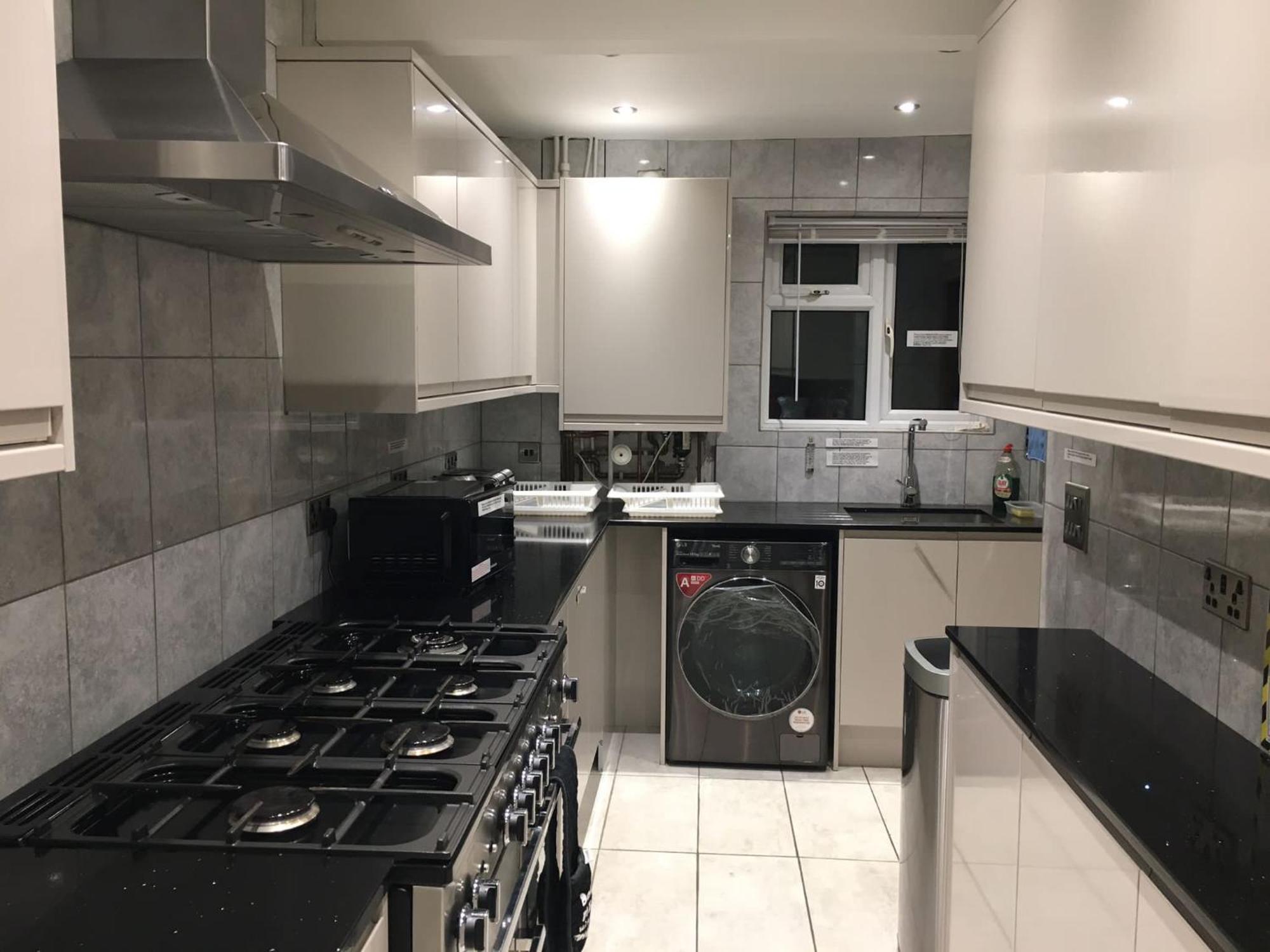 Private Renovated With Standard Size Brown Desk In Se9 6pg Londres
