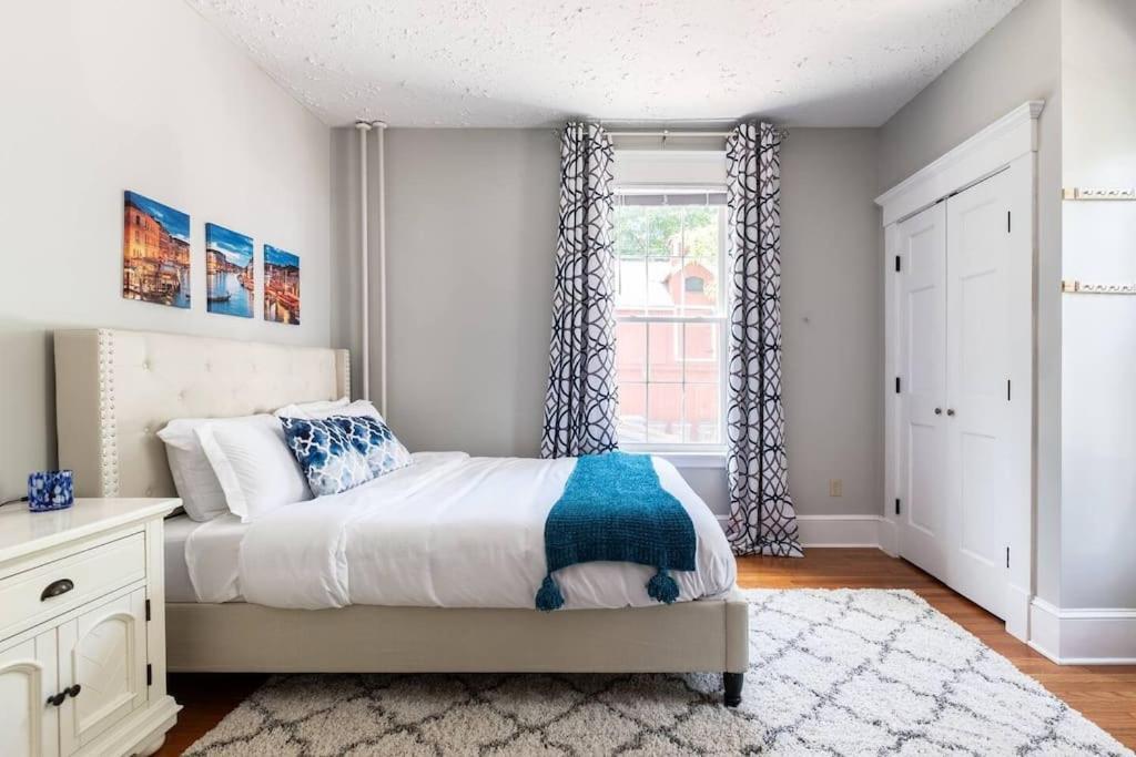 Flat Unlisted Apartment *