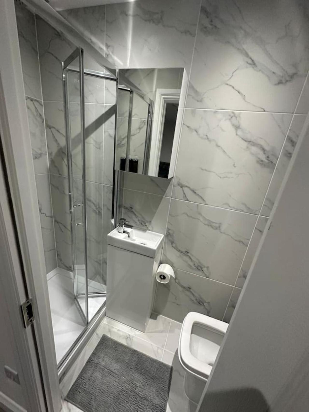 Waterloo 10mins Away Guest house *