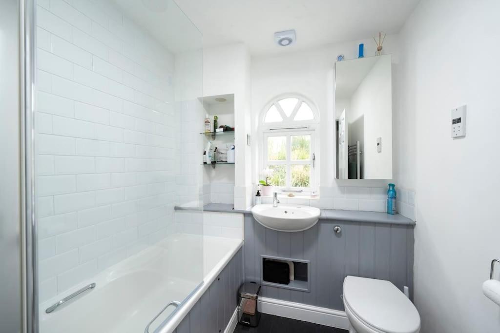 Vakantiehuis Victoria Park 2 Bedroom House W/ Garden & Parking Londen