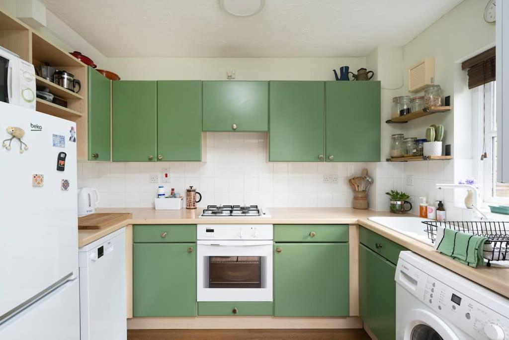 Vakantiehuis Victoria Park 2 Bedroom House W/ Garden & Parking