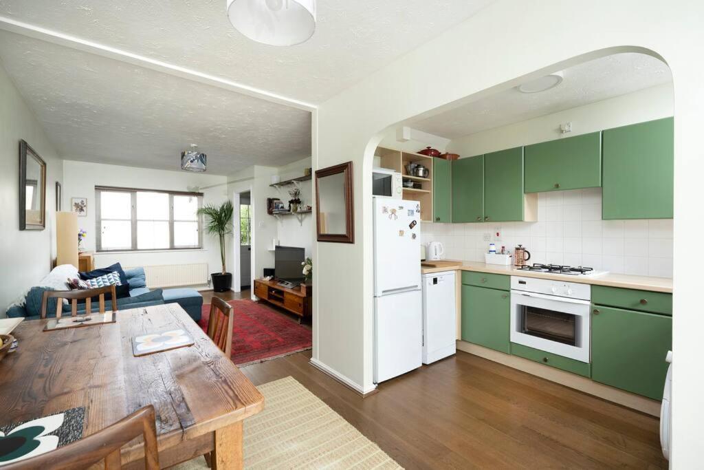 Victoria Park 2 Bedroom House W/ Garden & Parking Londen