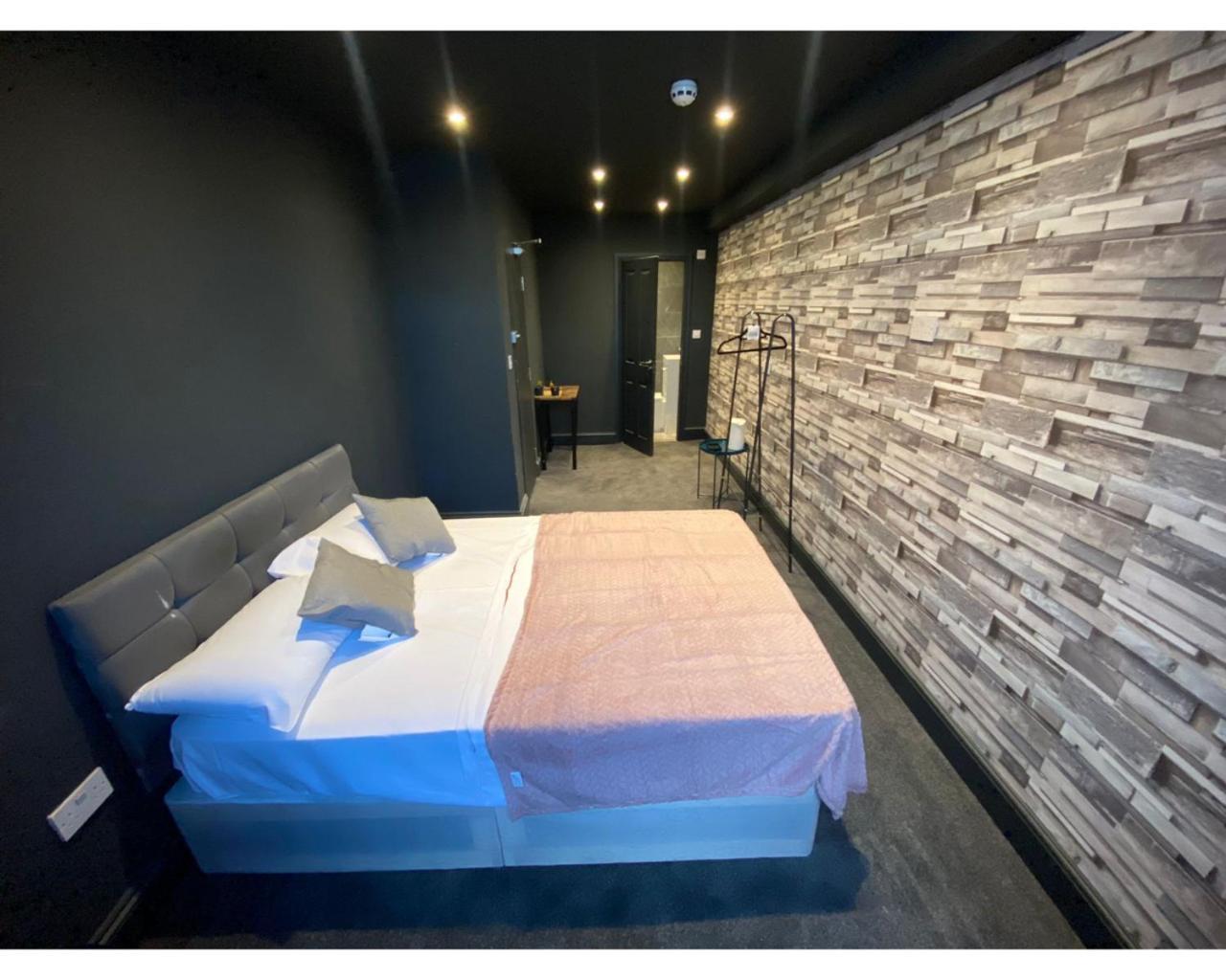 Amsterdam Hotel 2*