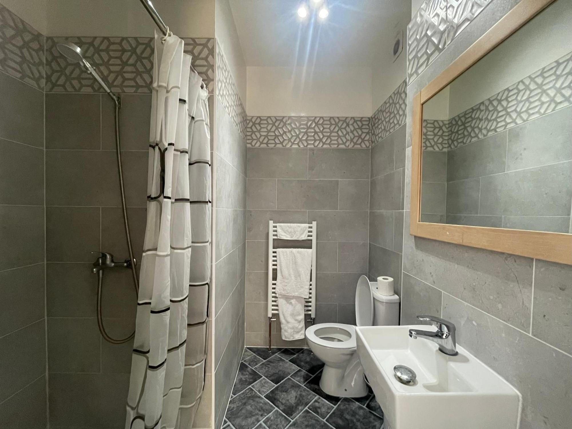 With Private Bathroom And Shared Kitchen Londen