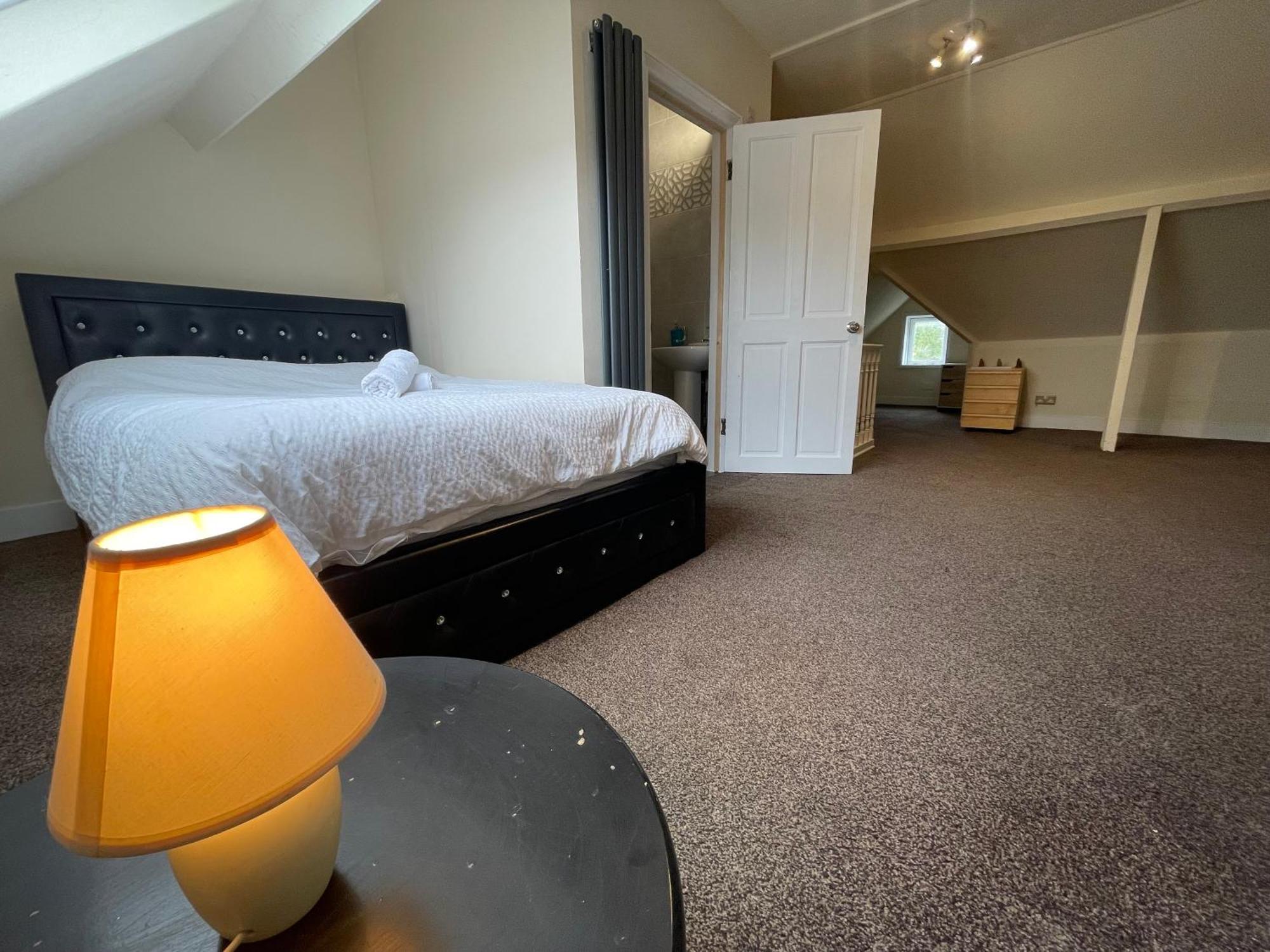With Private Bathroom And Shared Kitchen * Londen