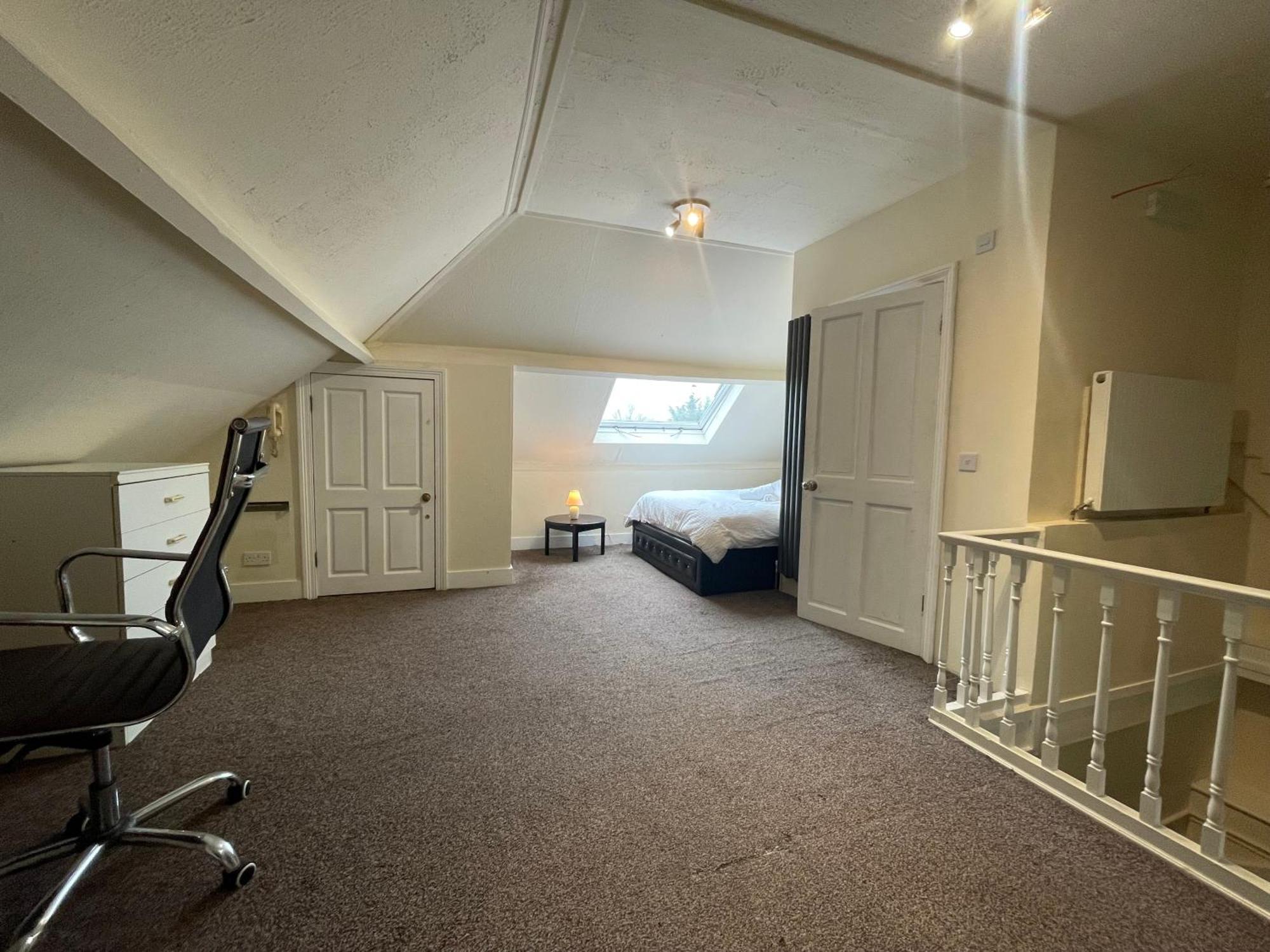 With Private Bathroom And Shared Kitchen Londen