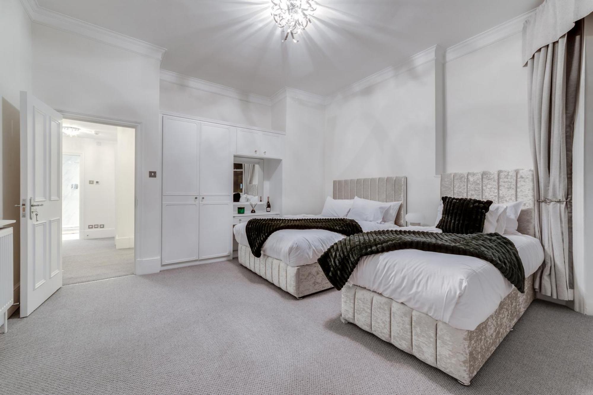 Luxury 3 Bedroom Duplex With Pool Table - 4hs *