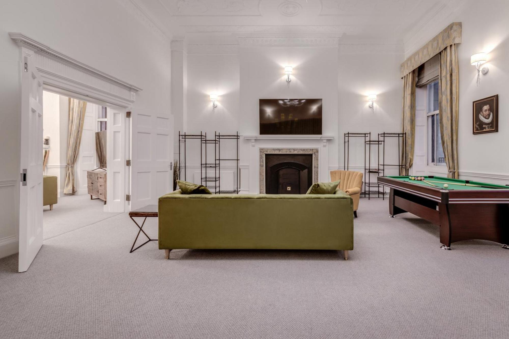 Luxury 3 Bedroom Duplex With Pool Table - 4hs Appartement *