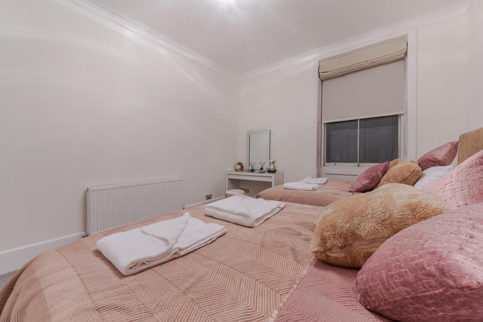 5h Modern Elegance 1-bedroom Living In