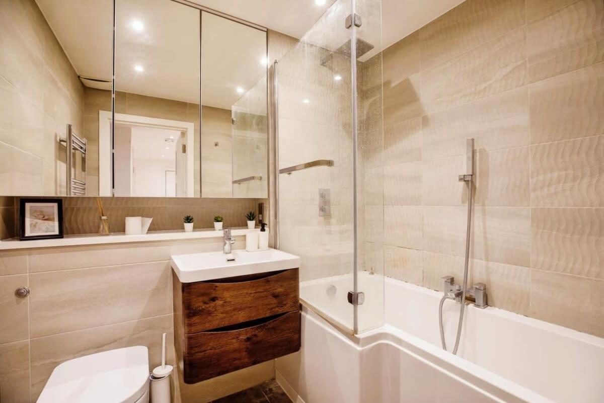 Modern 2br Flat Style And Comfort Combined Appartement Londen