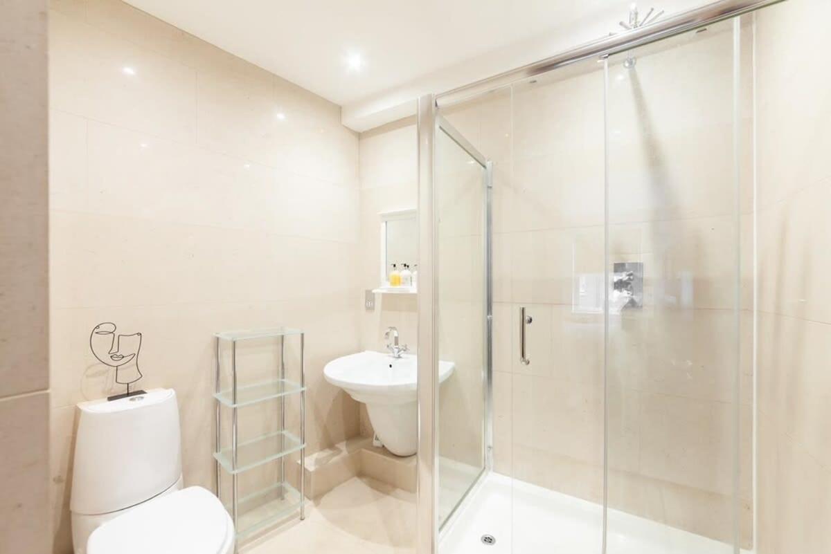 Modern And Comfortable Air-conditioned 2br Flat Apartamento