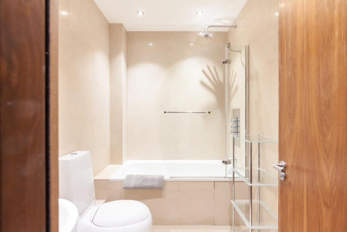 Modern And Comfortable Air-conditioned 2br Flat Londres